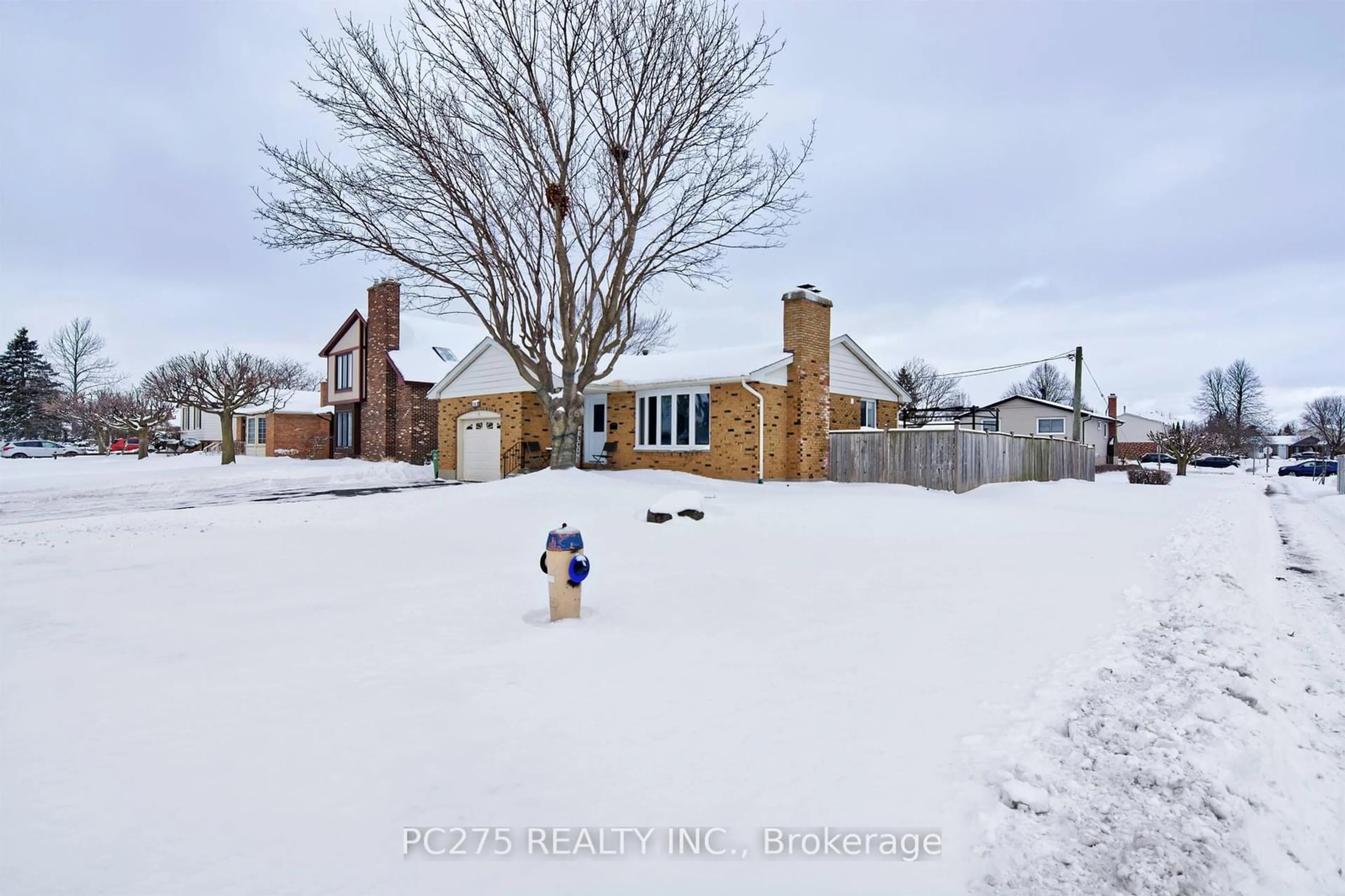 A pic from outside/outdoor area/front of a property/back of a property/a pic from drone, street for 1 Idsardi Ave, St. Thomas Ontario N5R 5P5