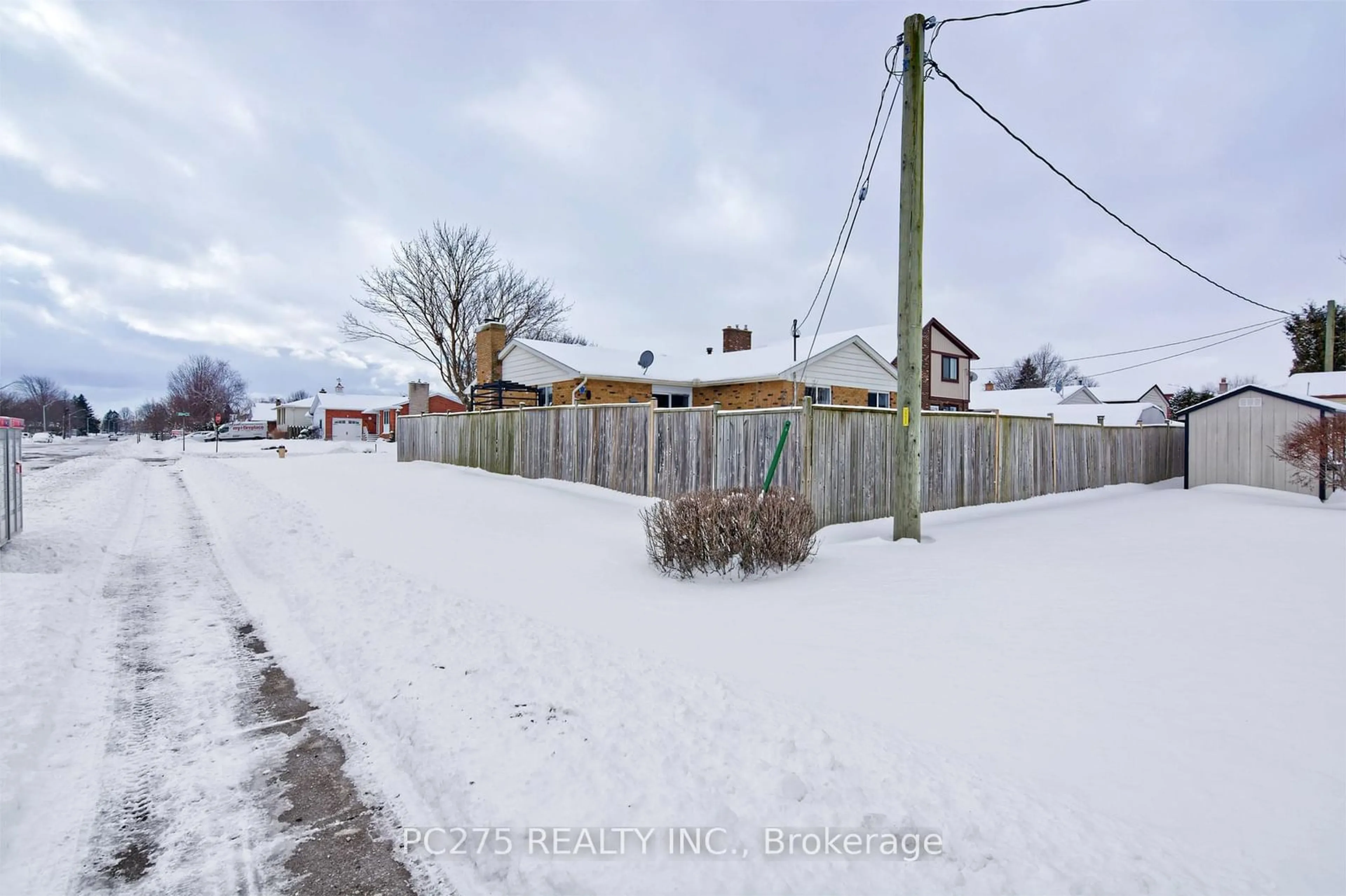 A pic from outside/outdoor area/front of a property/back of a property/a pic from drone, street for 1 Idsardi Ave, St. Thomas Ontario N5R 5P5