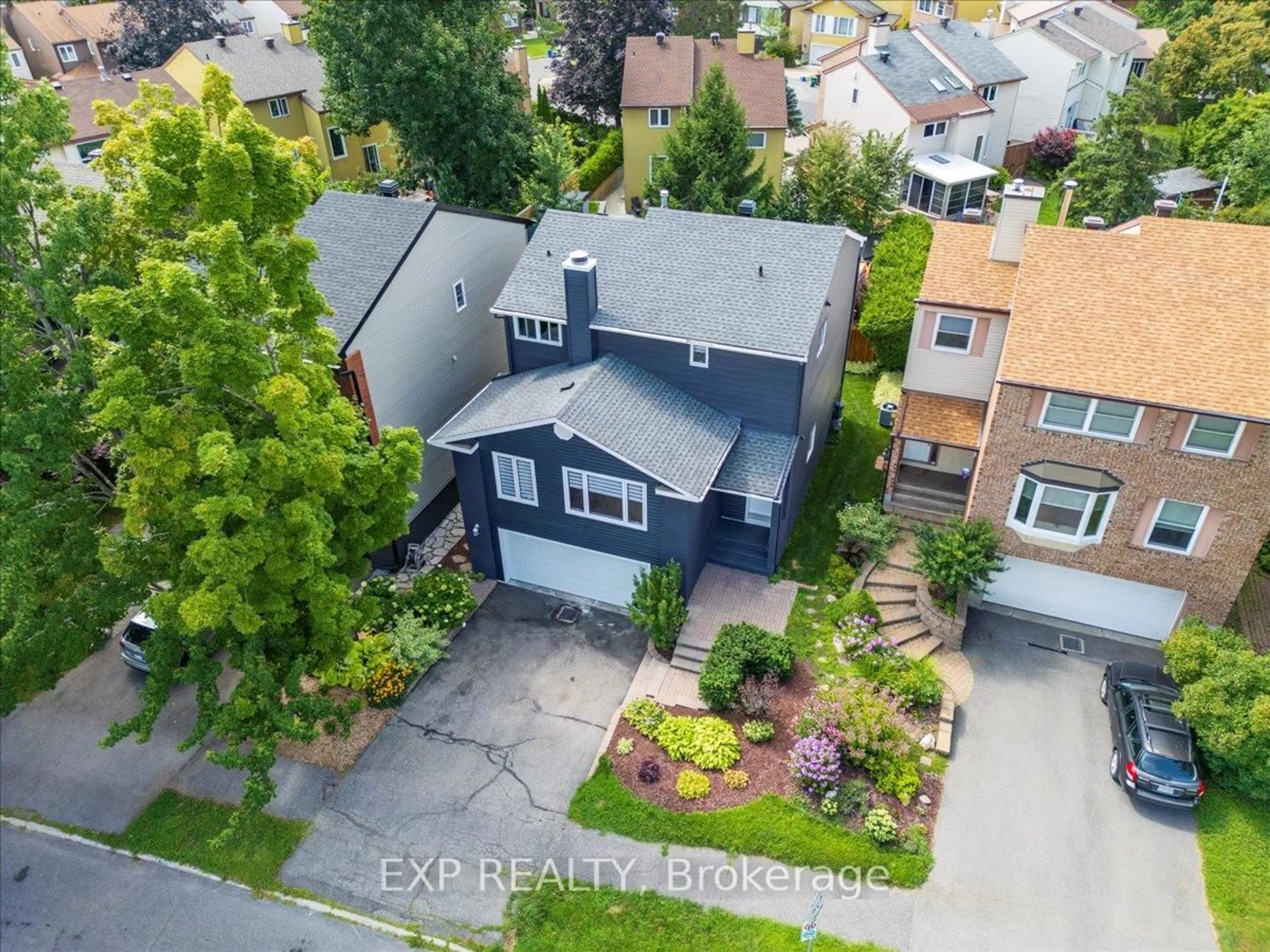 A pic from outside/outdoor area/front of a property/back of a property/a pic from drone, street for 3065 UPLANDS Dr, Ottawa Ontario K1V 9X7