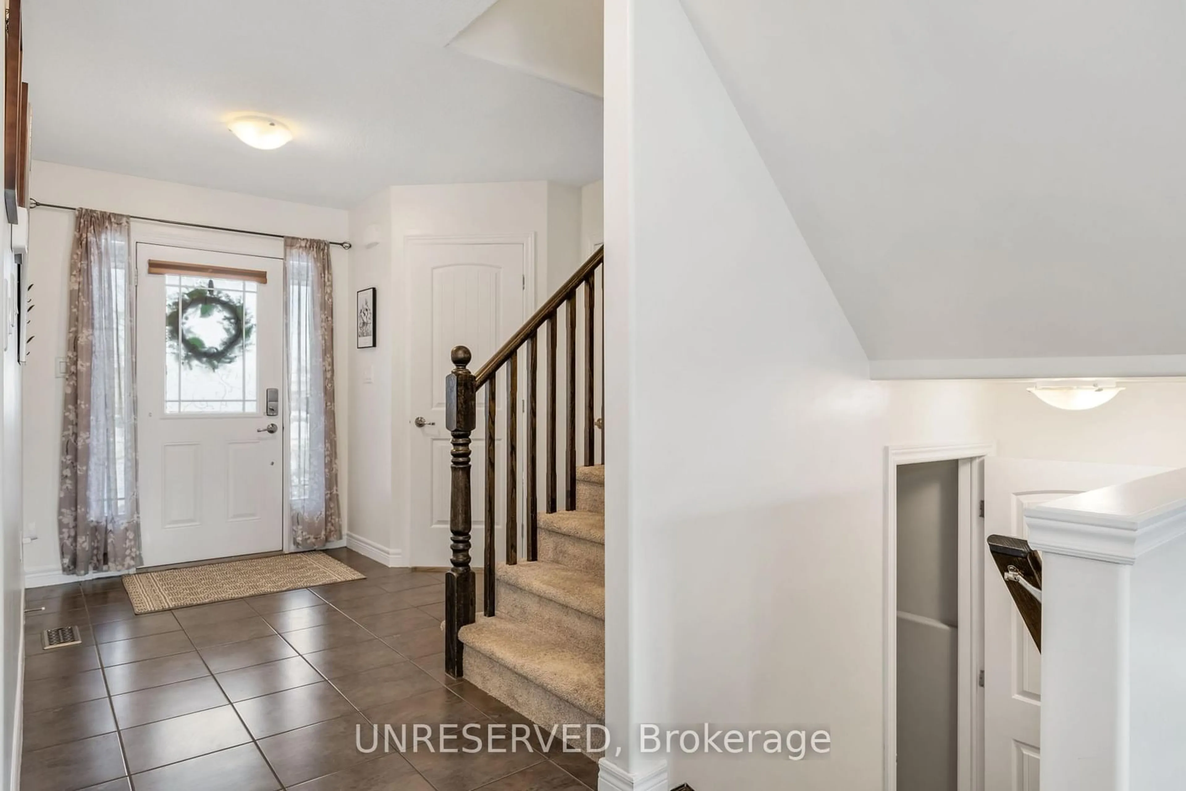 Indoor entryway for 4479 Garden Gate Terr, Lincoln Ontario L0R 1B3