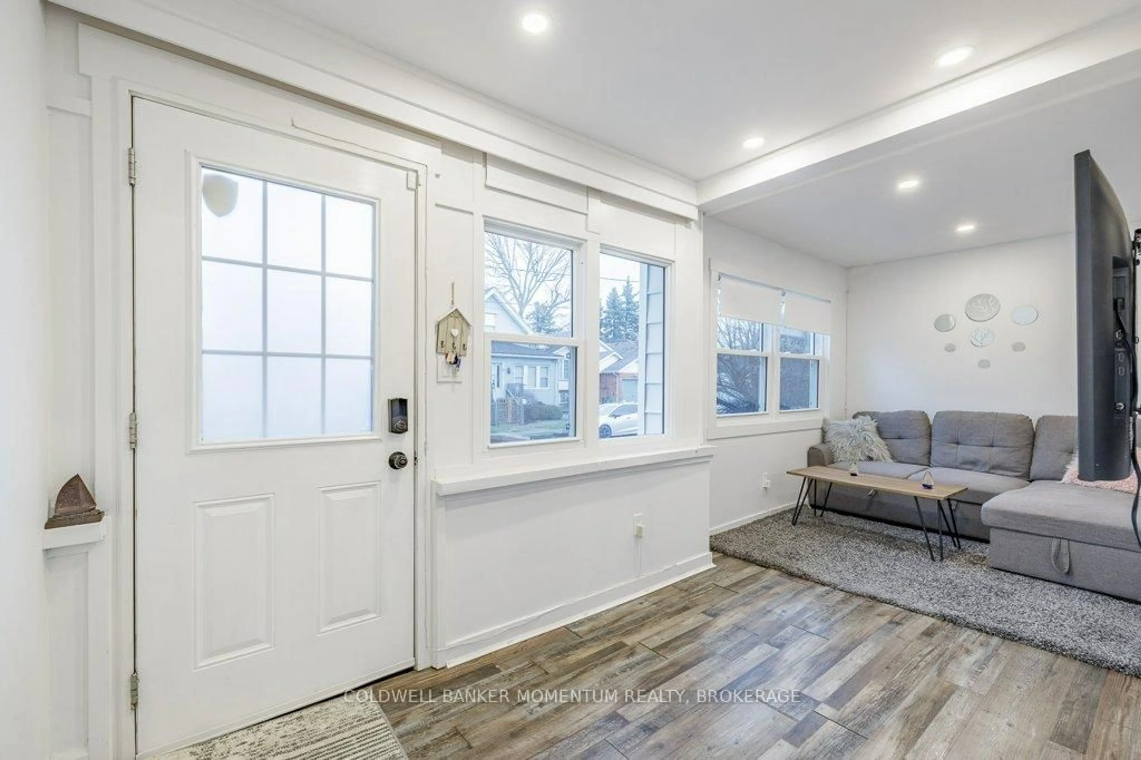 Indoor entryway for 11 Grantham Ave, St. Catharines Ontario L2P 3B3