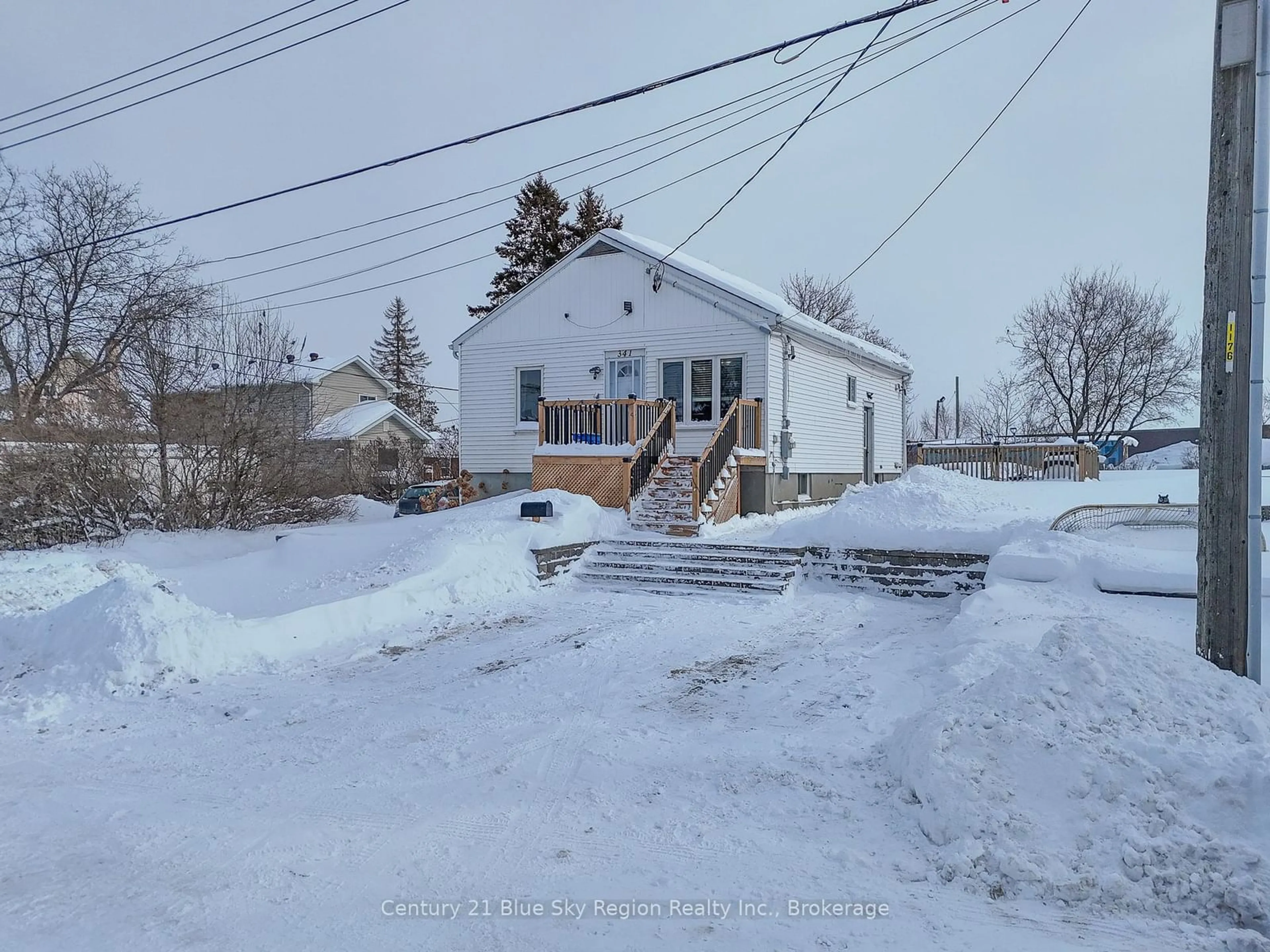 A pic from outside/outdoor area/front of a property/back of a property/a pic from drone, street for 341 Gore St, North Bay Ontario P1B 2S2