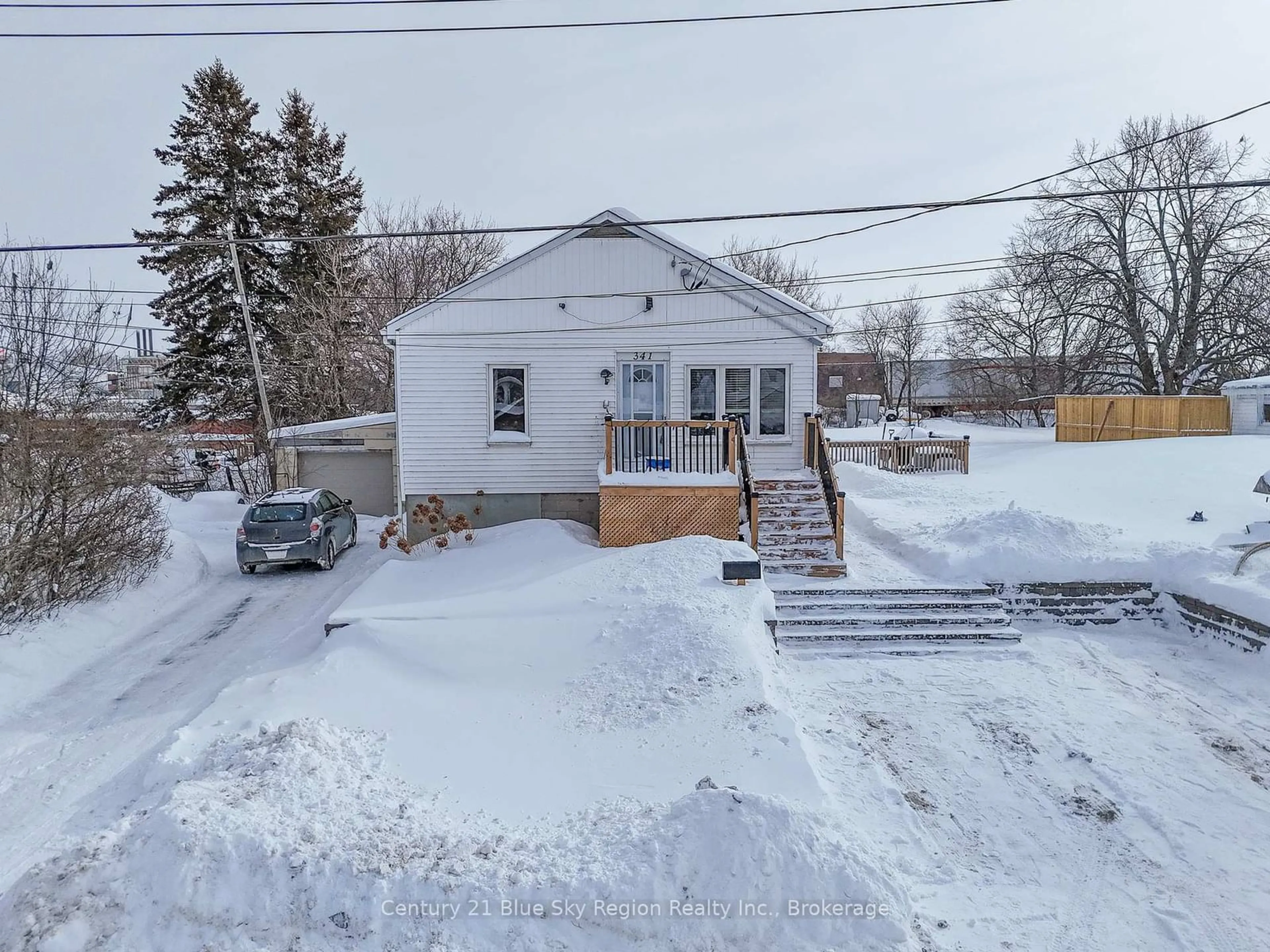 A pic from outside/outdoor area/front of a property/back of a property/a pic from drone, street for 341 Gore St, North Bay Ontario P1B 2S2