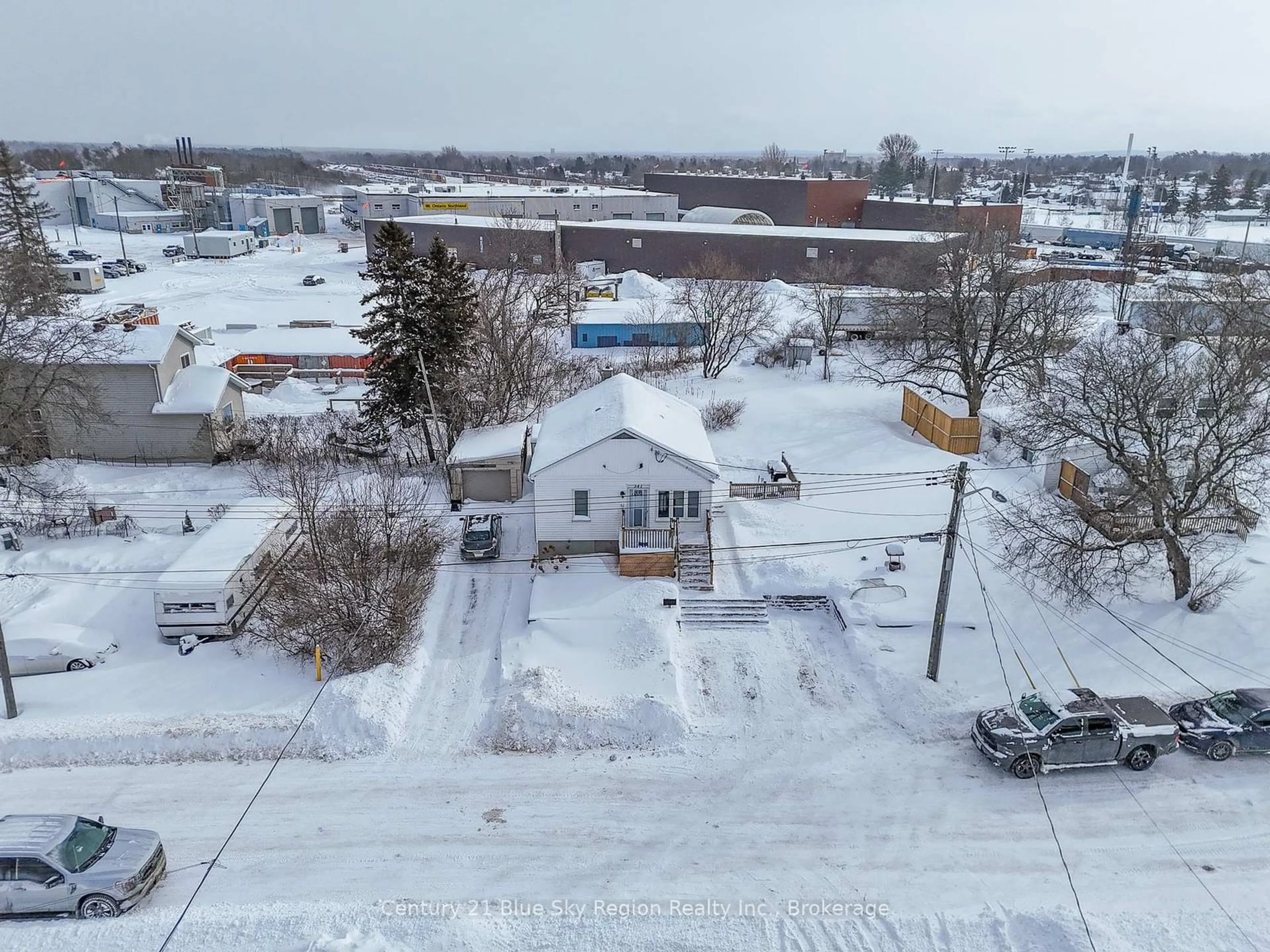 A pic from outside/outdoor area/front of a property/back of a property/a pic from drone, street for 341 Gore St, North Bay Ontario P1B 2S2