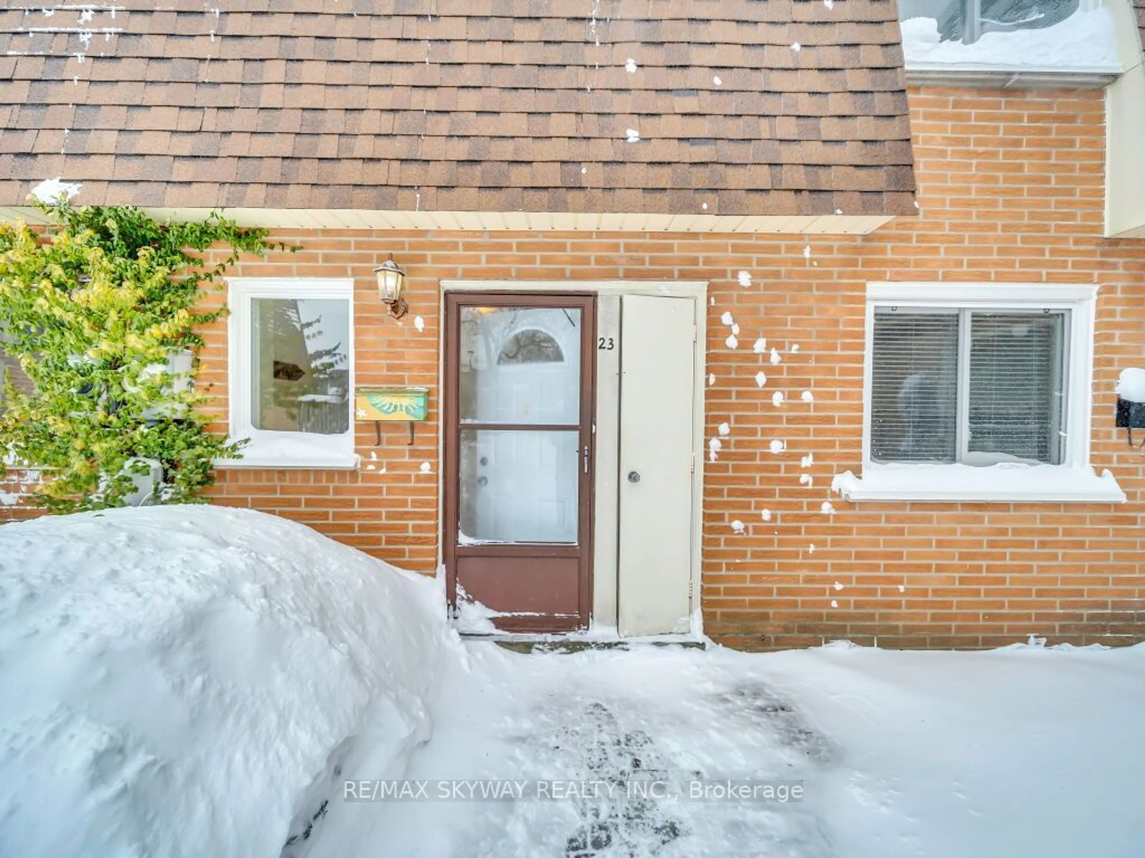 Indoor entryway for 120 Country Club Dr #23, Guelph Ontario N1E 3K7