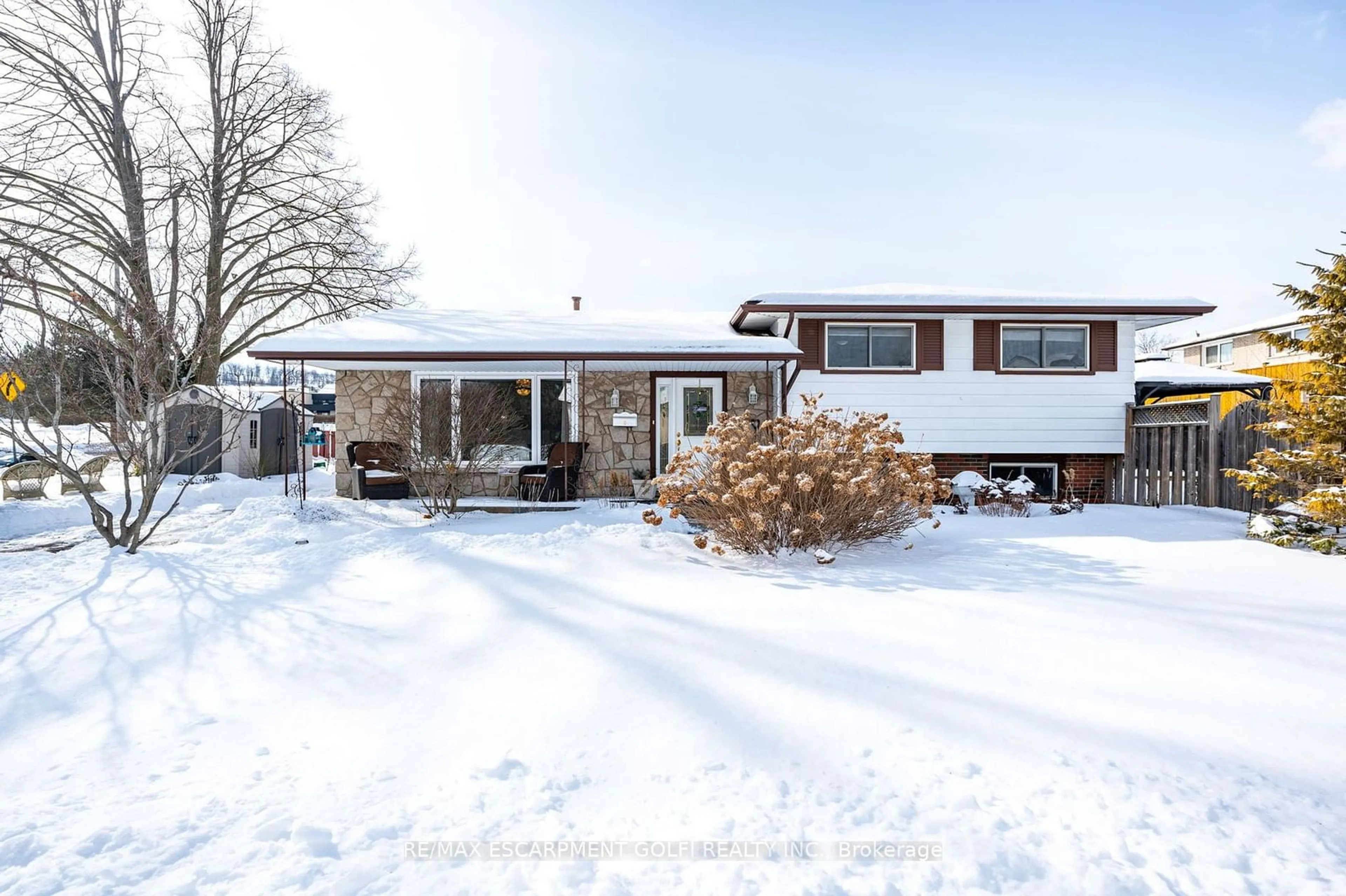 A pic from outside/outdoor area/front of a property/back of a property/a pic from drone, street for 10 Golfcrest Rd, Hamilton Ontario L8K 5Y1