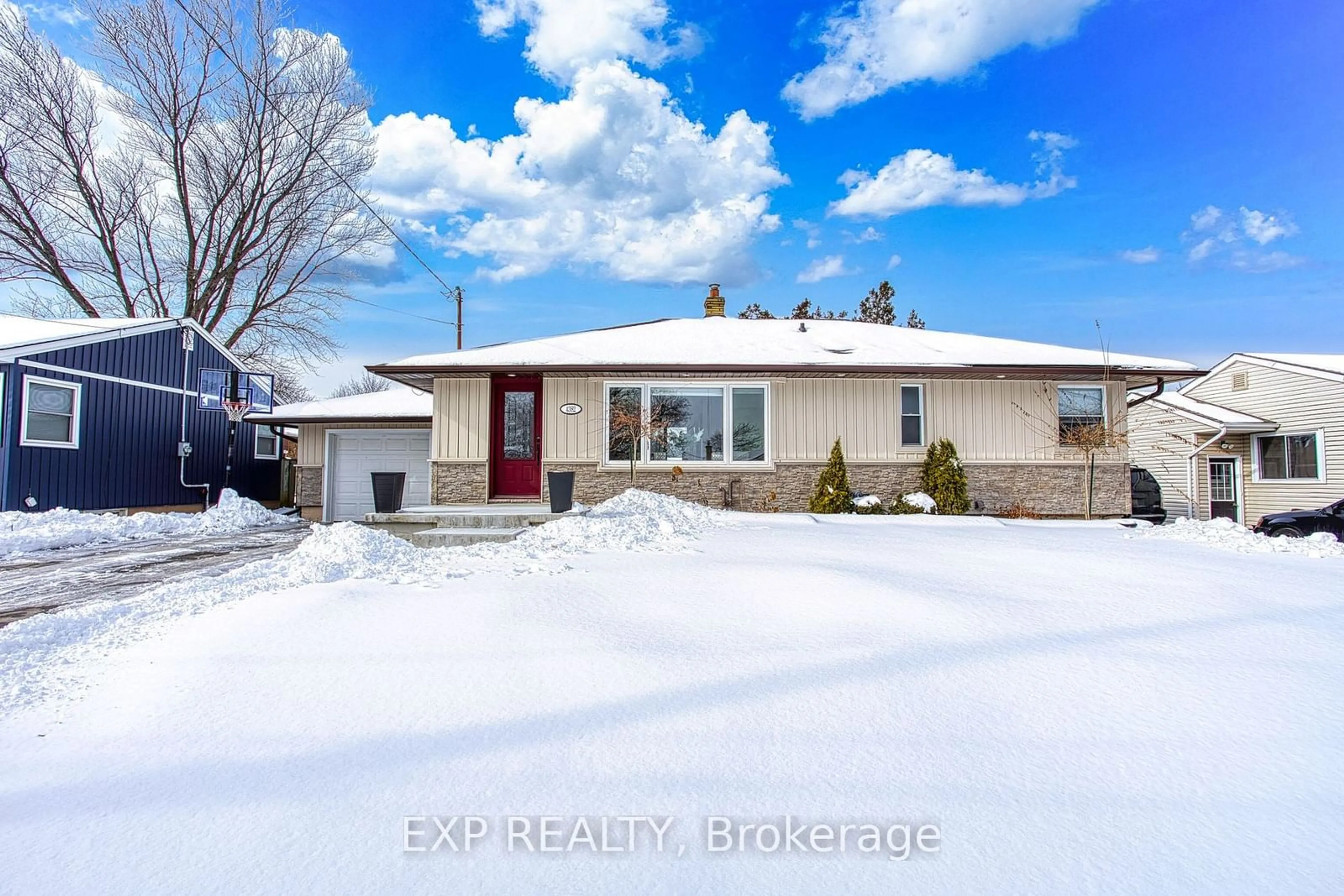 A pic from outside/outdoor area/front of a property/back of a property/a pic from drone, street for 4382 Central Ave, Lincoln Ontario L0R 1B6