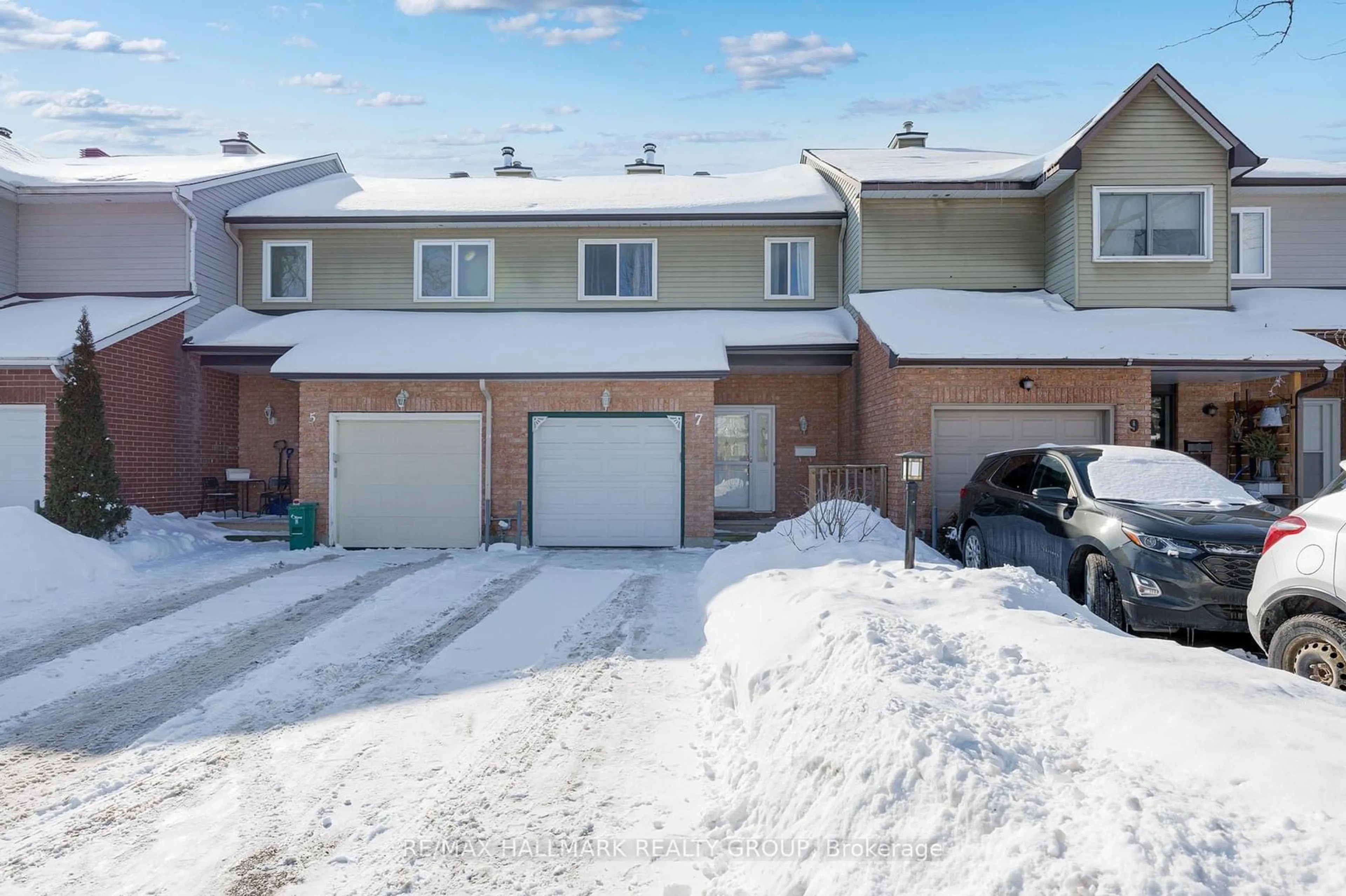 A pic from outside/outdoor area/front of a property/back of a property/a pic from drone, street for 7 Rueter St, Barrhaven Ontario K2J 3V6