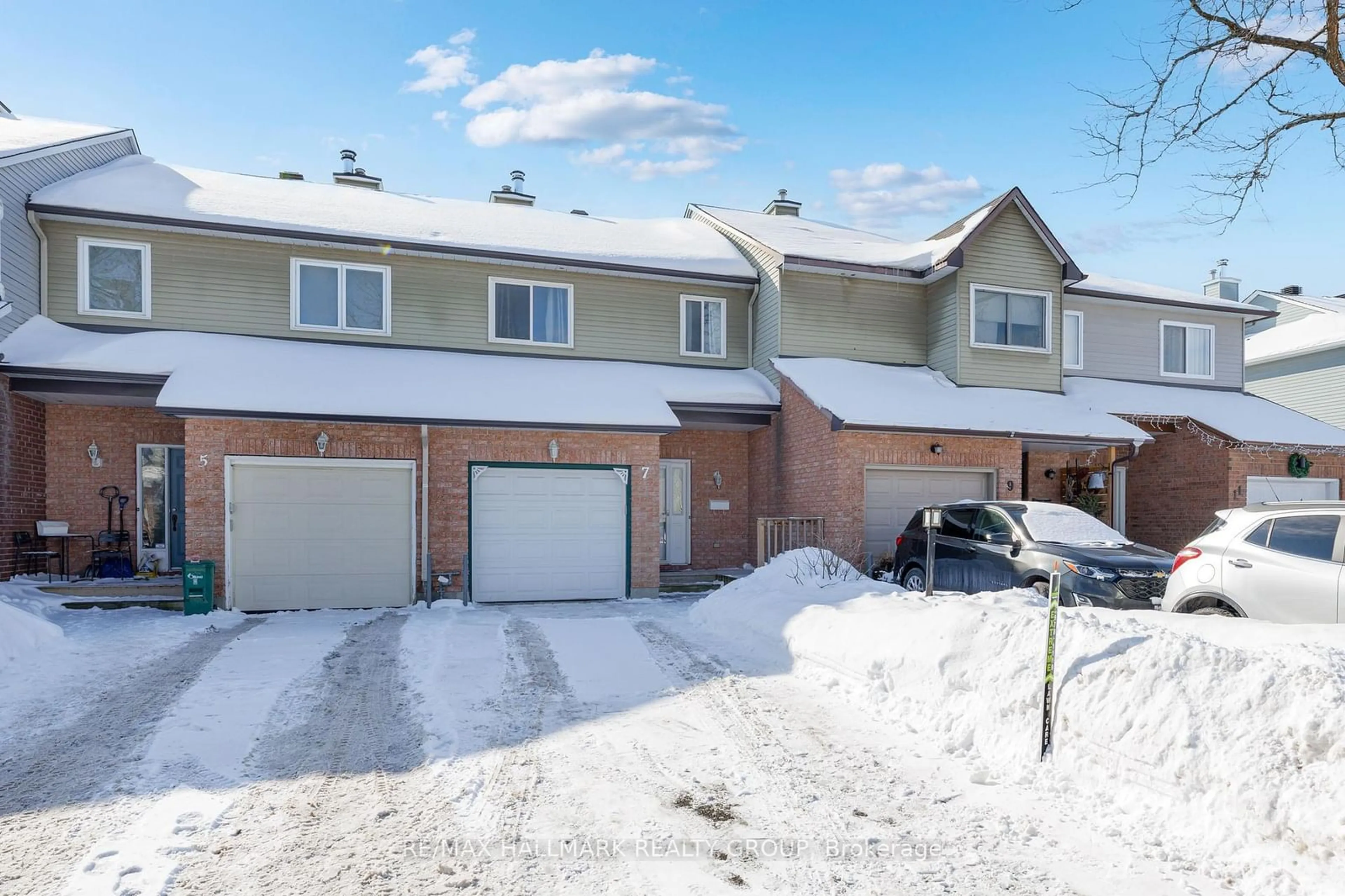 A pic from outside/outdoor area/front of a property/back of a property/a pic from drone, street for 7 Rueter St, Barrhaven Ontario K2J 3V6