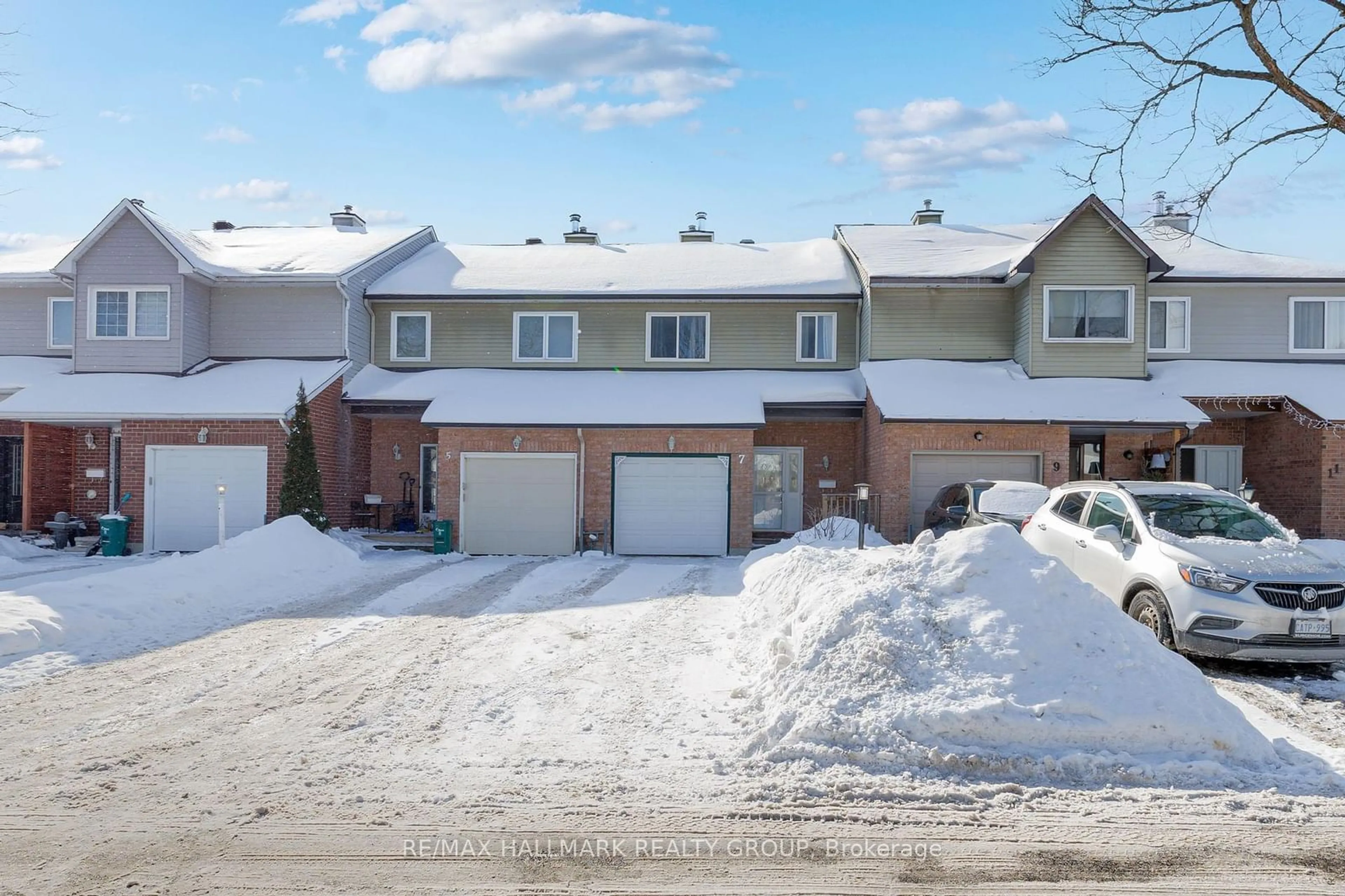 A pic from outside/outdoor area/front of a property/back of a property/a pic from drone, street for 7 Rueter St, Barrhaven Ontario K2J 3V6