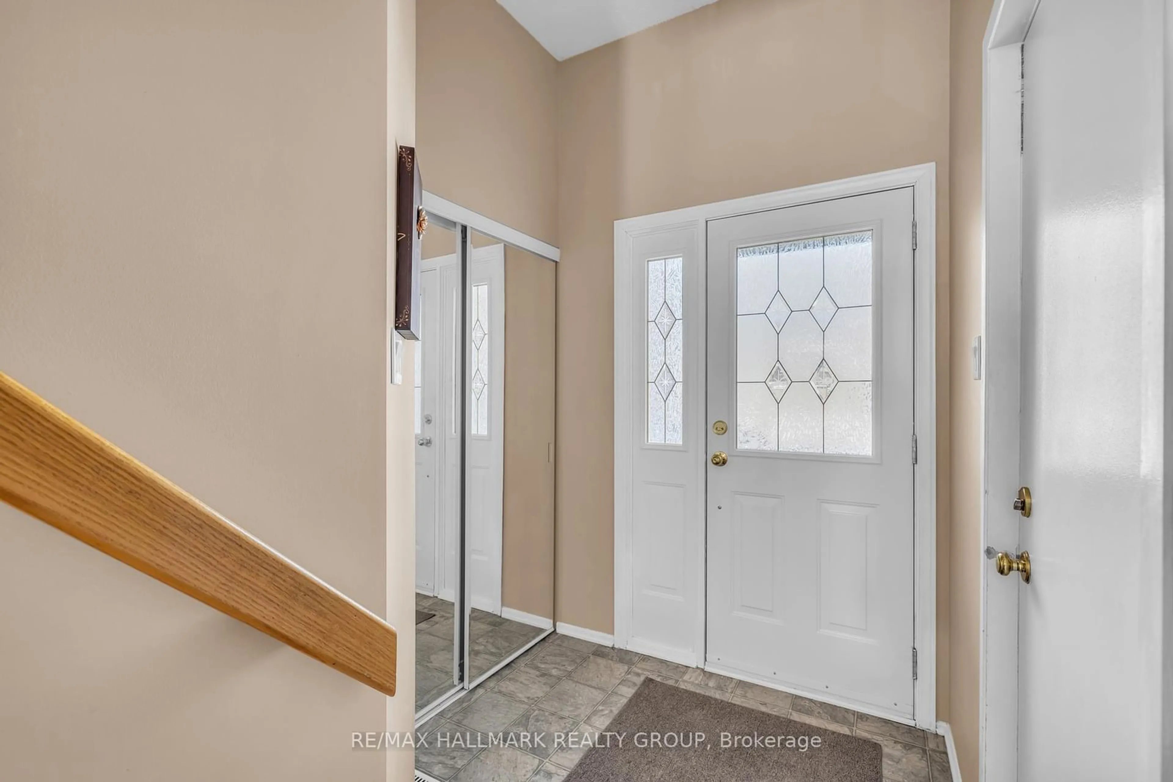 Indoor entryway for 7 Rueter St, Barrhaven Ontario K2J 3V6