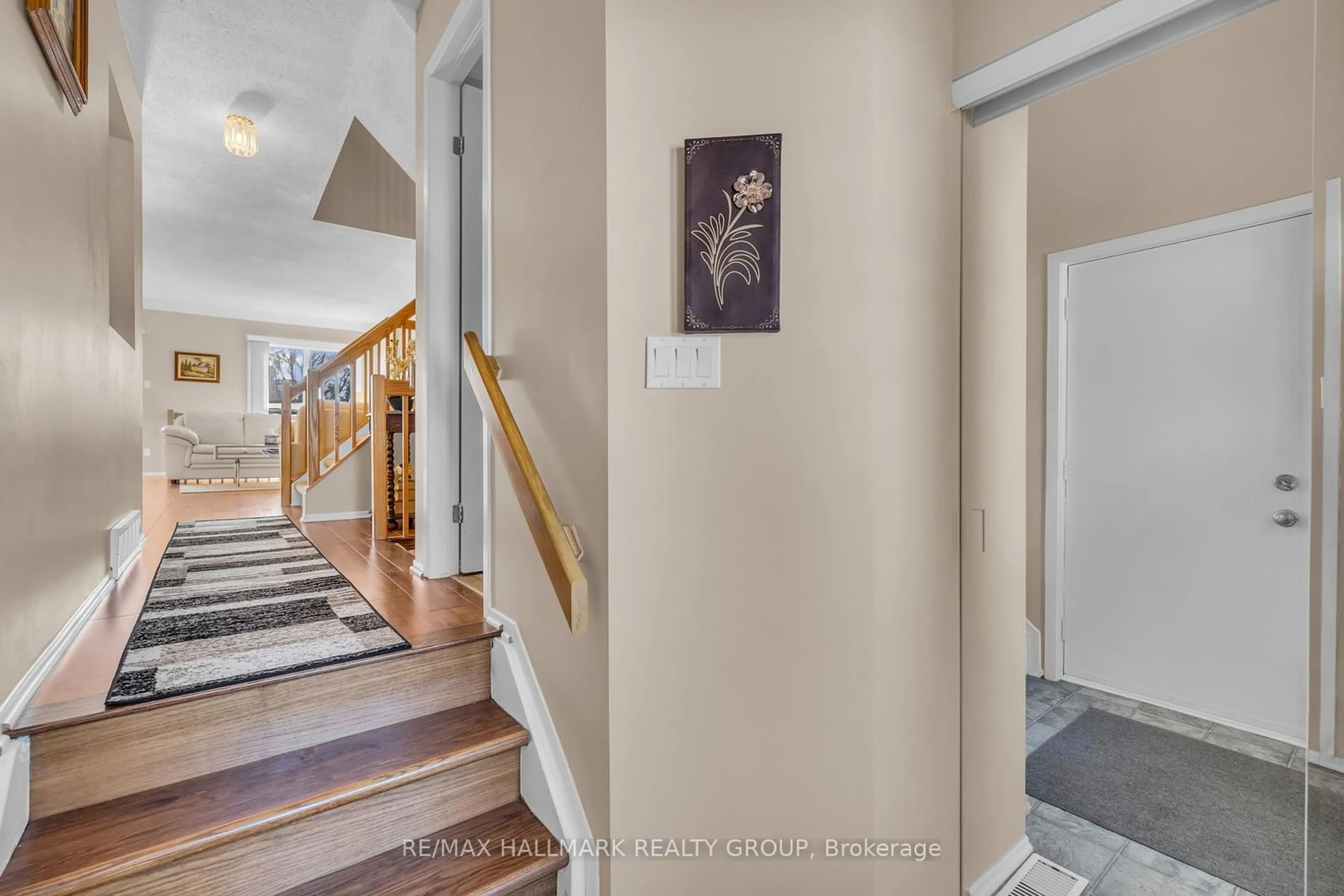 Indoor entryway for 7 Rueter St, Barrhaven Ontario K2J 3V6