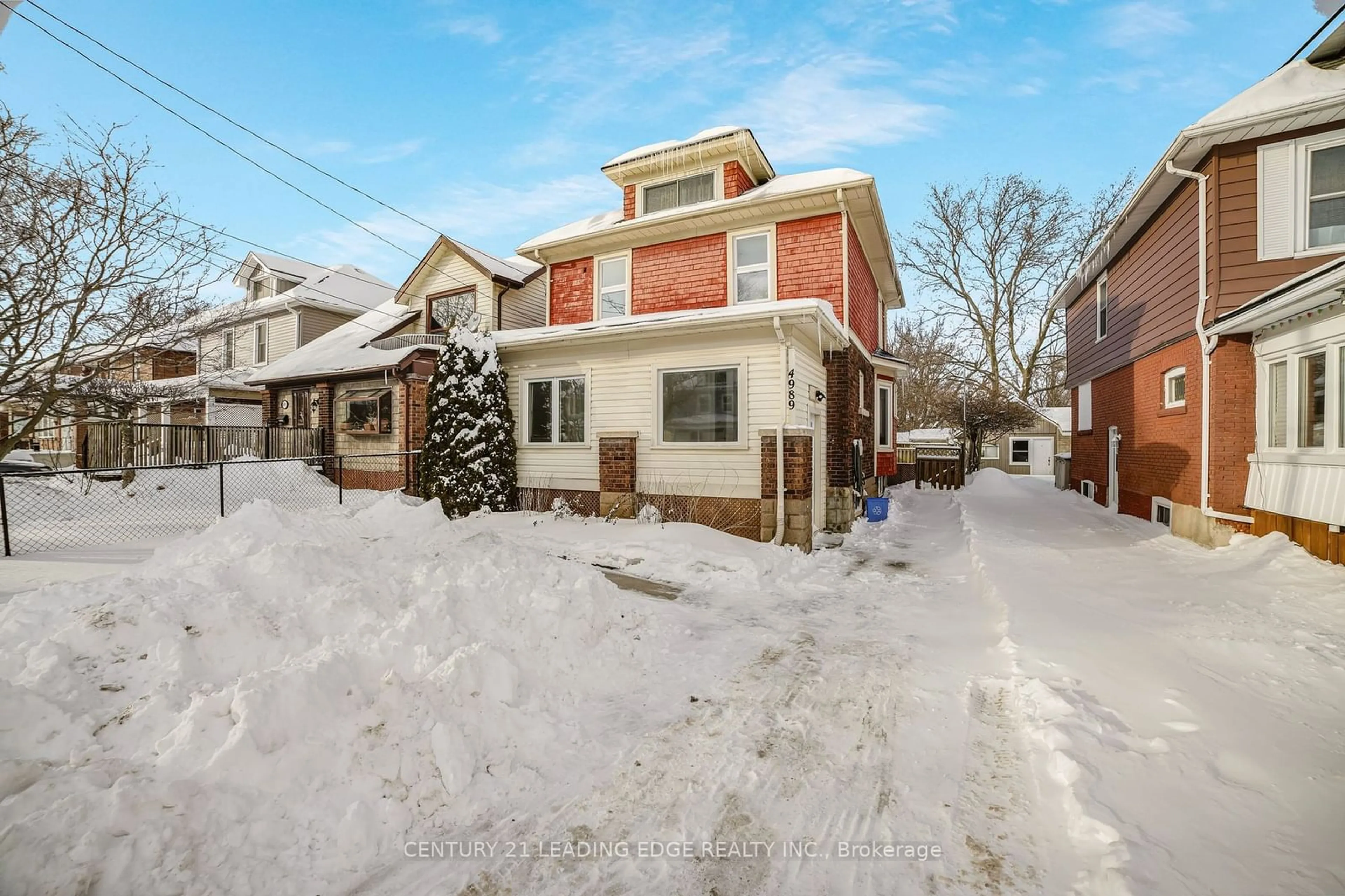 A pic from outside/outdoor area/front of a property/back of a property/a pic from drone, street for 4989 Willmott St, Niagara Falls Ontario L2E 1Z9