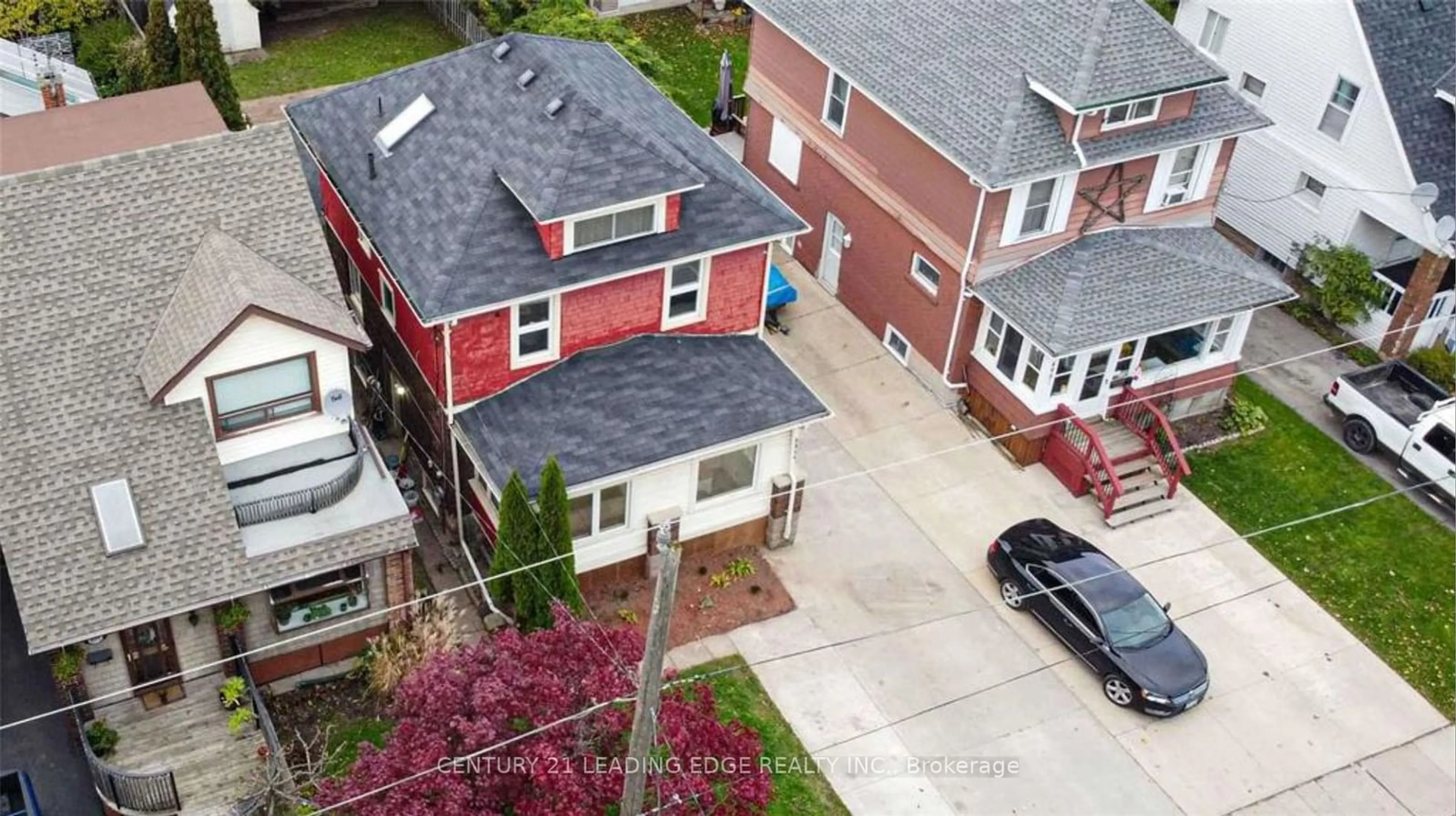 A pic from outside/outdoor area/front of a property/back of a property/a pic from drone, street for 4989 Willmott St, Niagara Falls Ontario L2E 1Z9