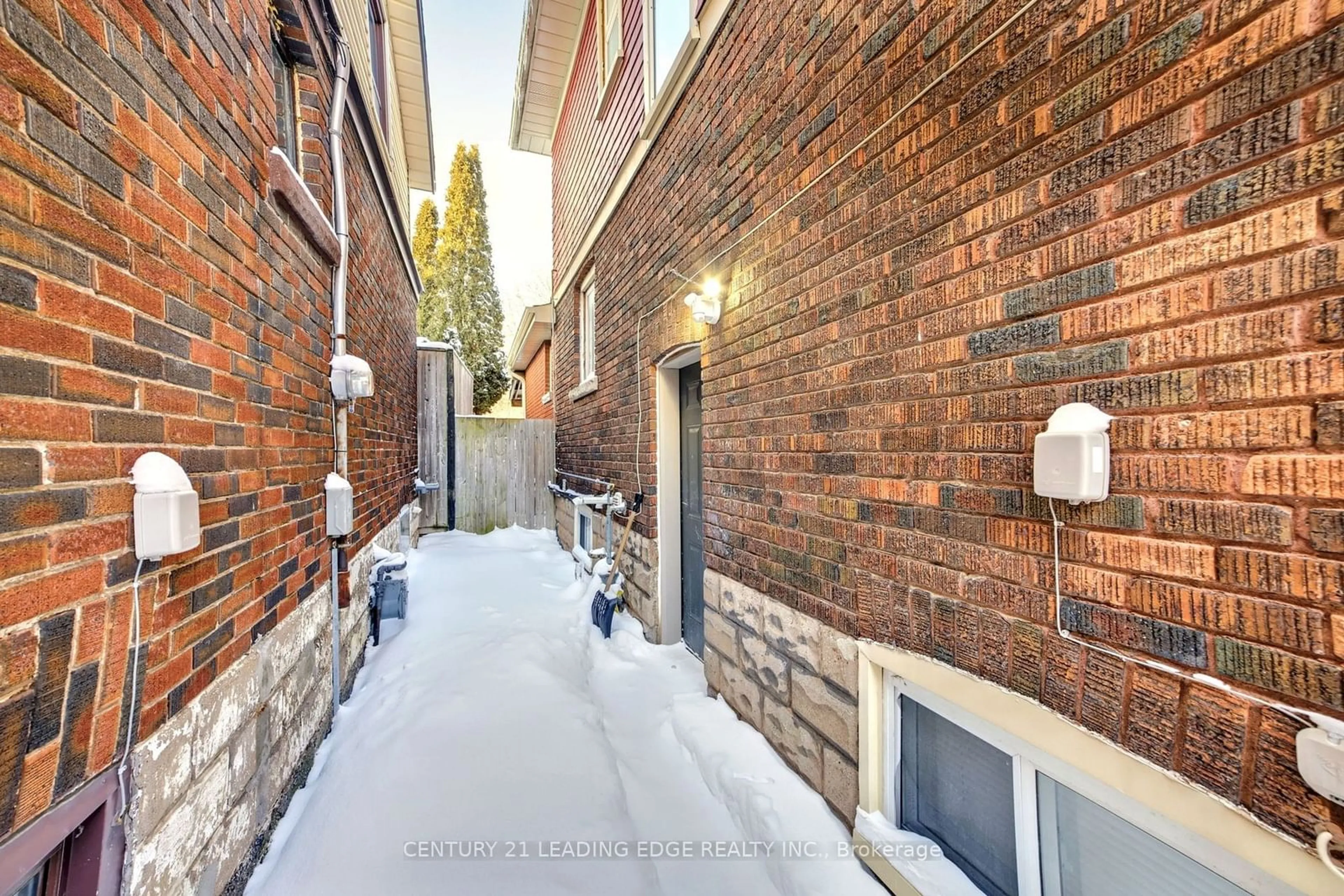 Patio, street for 4989 Willmott St, Niagara Falls Ontario L2E 1Z9