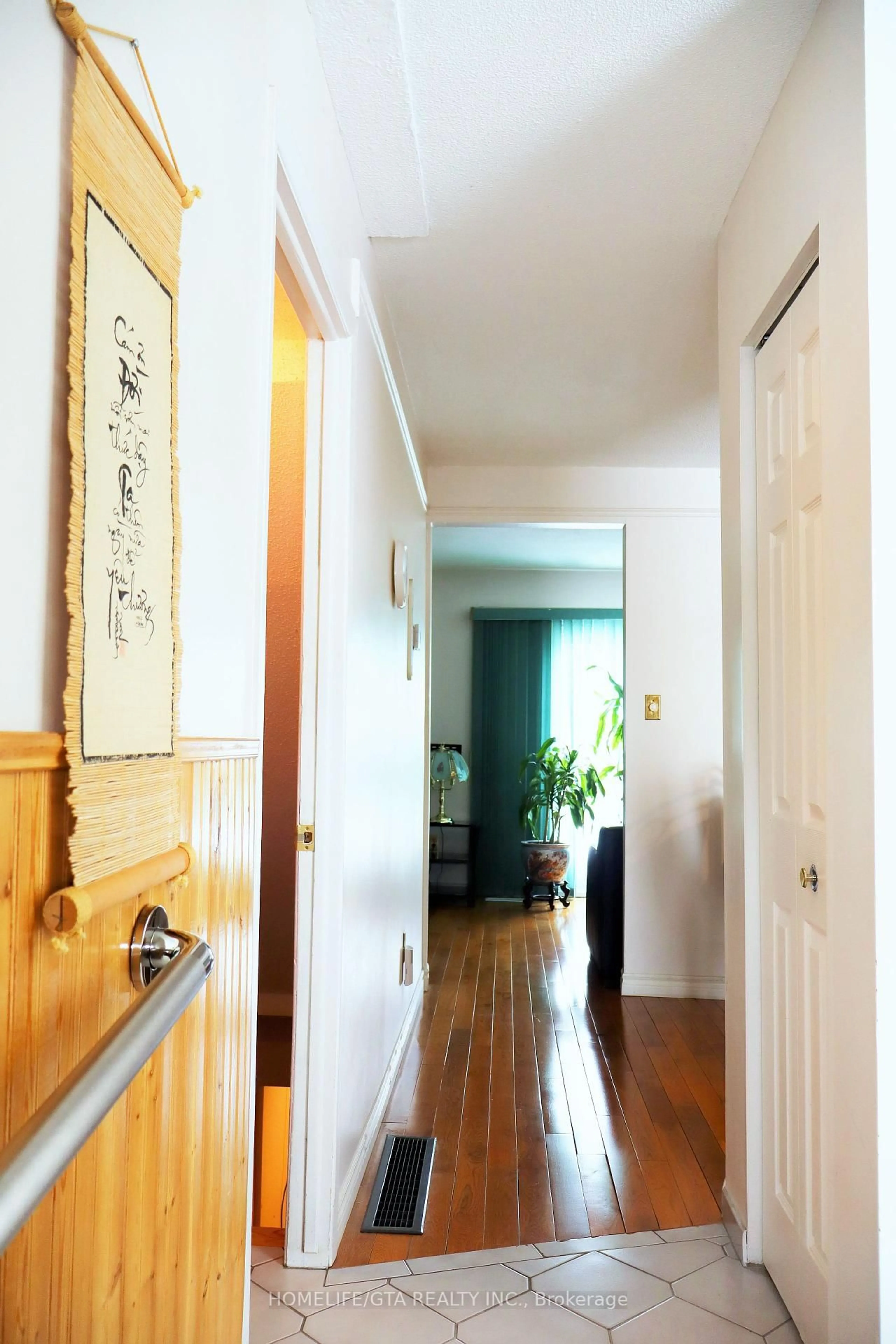 Indoor entryway for 1338 Upper Gage Ave #8, Hamilton Ontario L8W 1N2