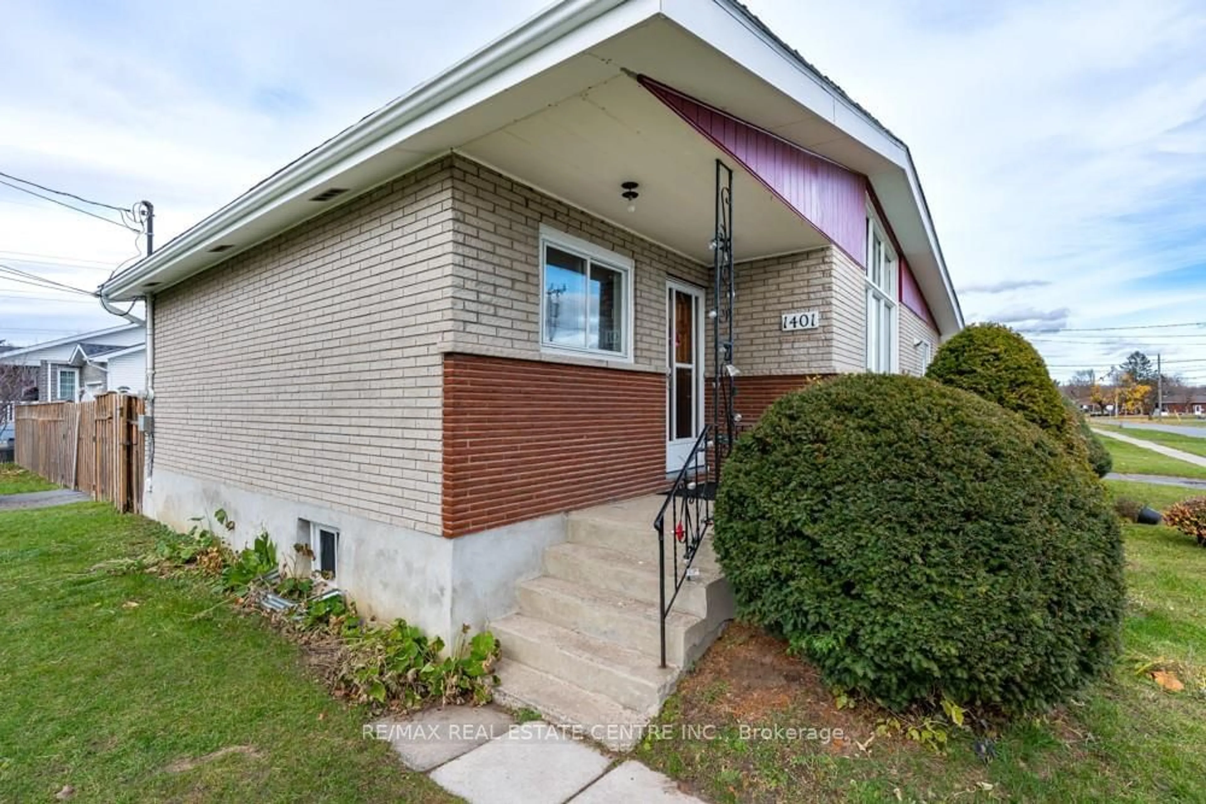 Home with brick exterior material, street for 1401 LASCELLE Ave, Cornwall Ontario K6H 3L1