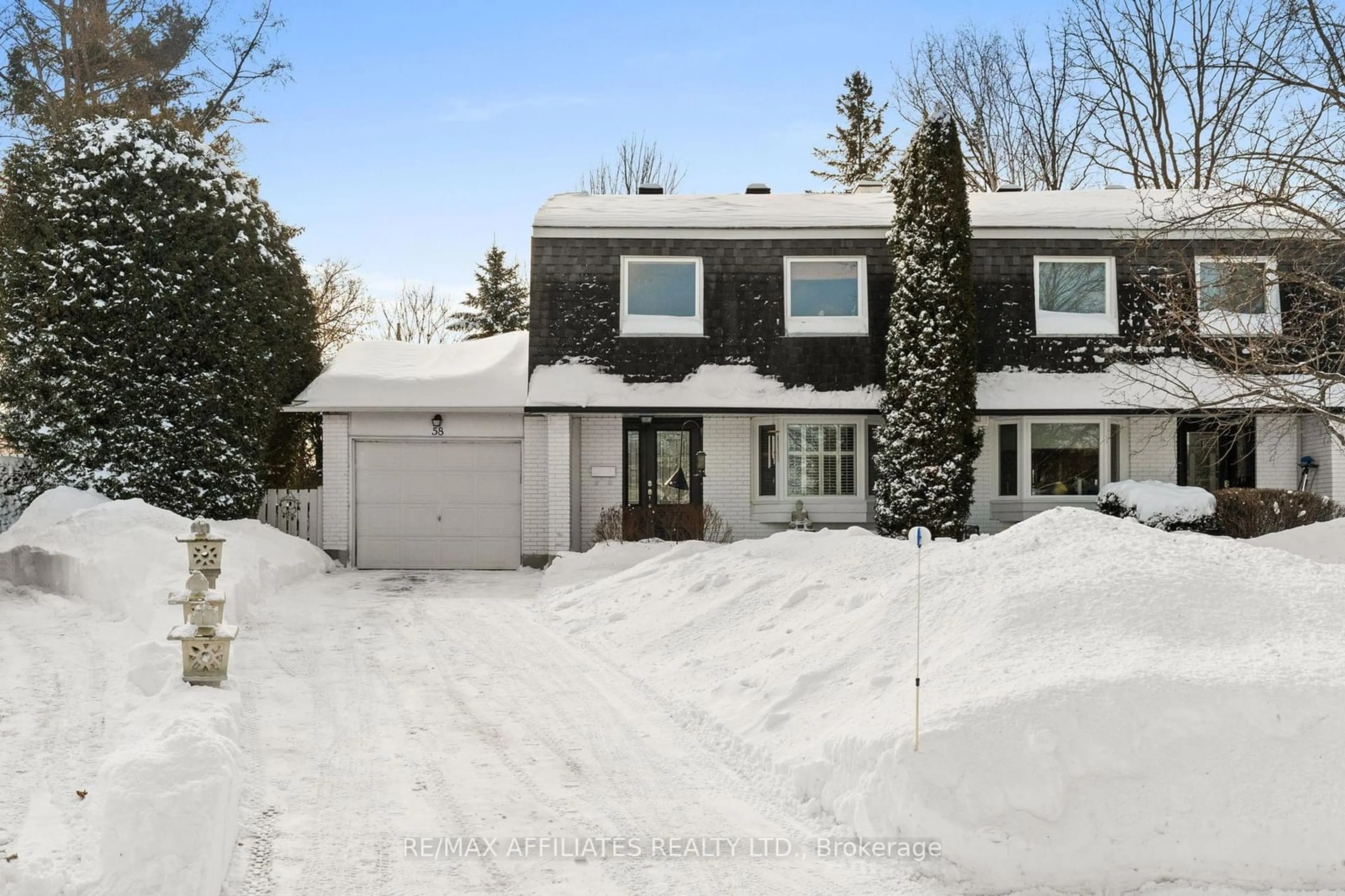 A pic from outside/outdoor area/front of a property/back of a property/a pic from drone, street for 58 Lindhurst Cres, South of Baseline to Knoxdale Ontario K2G 0T7