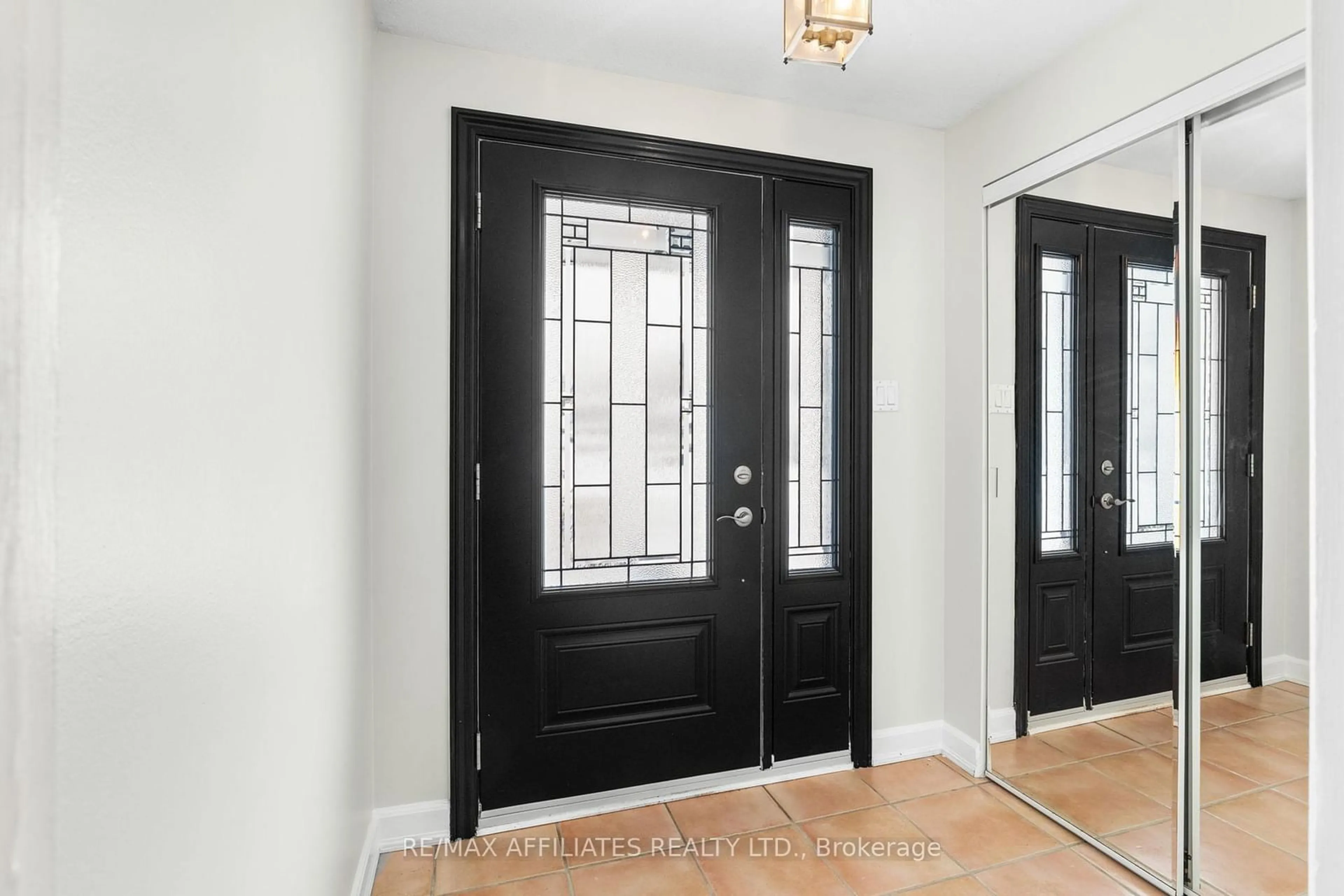 Indoor entryway for 58 Lindhurst Cres, South of Baseline to Knoxdale Ontario K2G 0T7