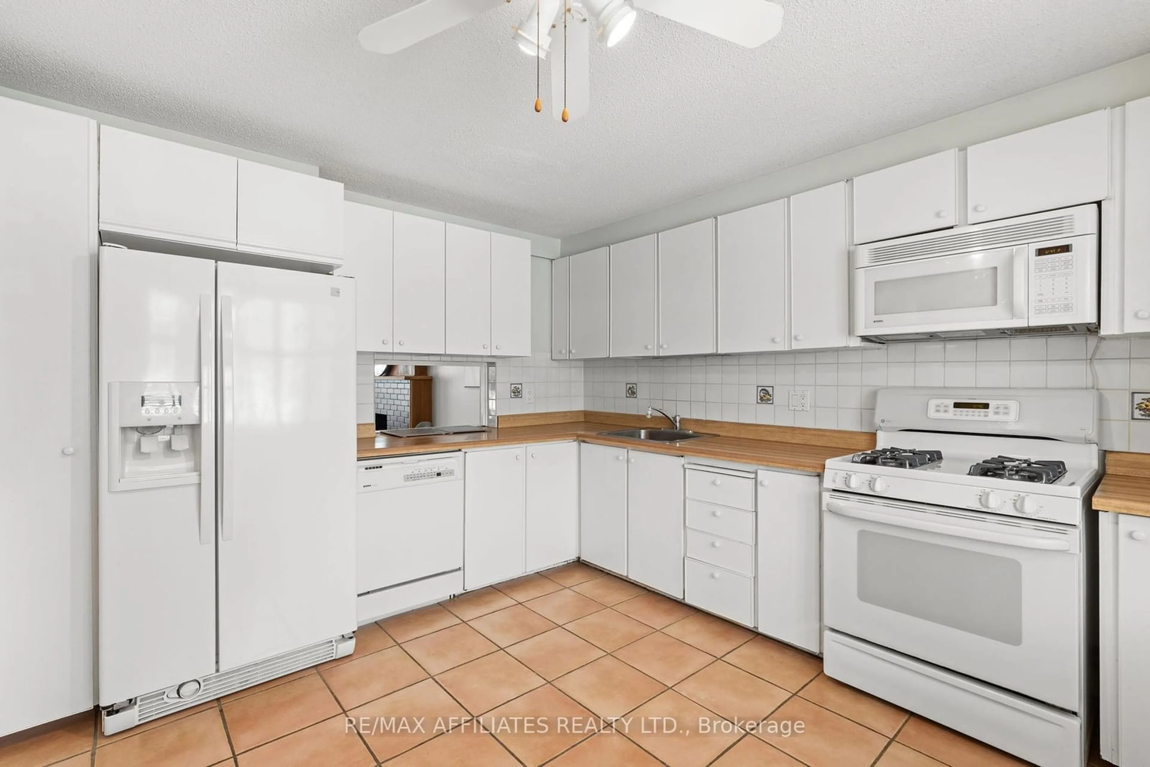 Standard kitchen, ceramic/tile floor for 58 Lindhurst Cres, South of Baseline to Knoxdale Ontario K2G 0T7