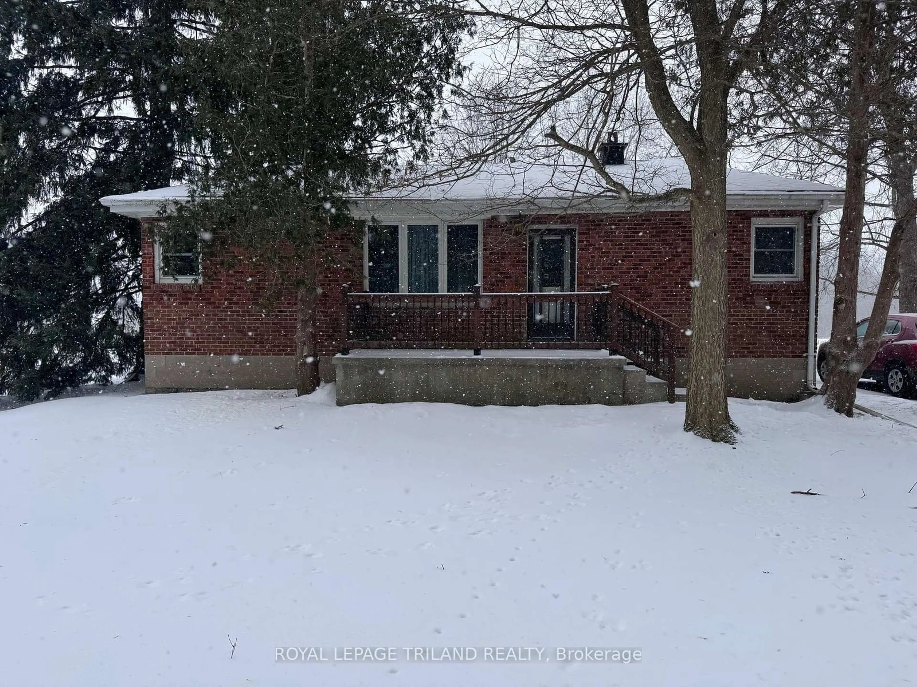 A pic from outside/outdoor area/front of a property/back of a property/a pic from drone, street for 558 Crumlin Sdrd, London Ontario N6M 1H4