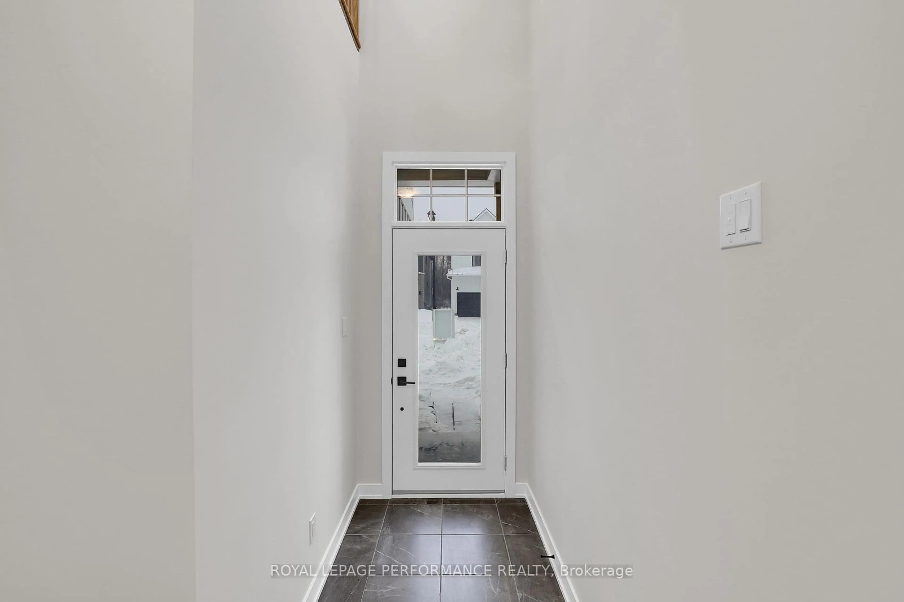 Indoor entryway for 556 Paakanaak Ave, Blossom Park - Airport and Area Ontario K1X 0H4