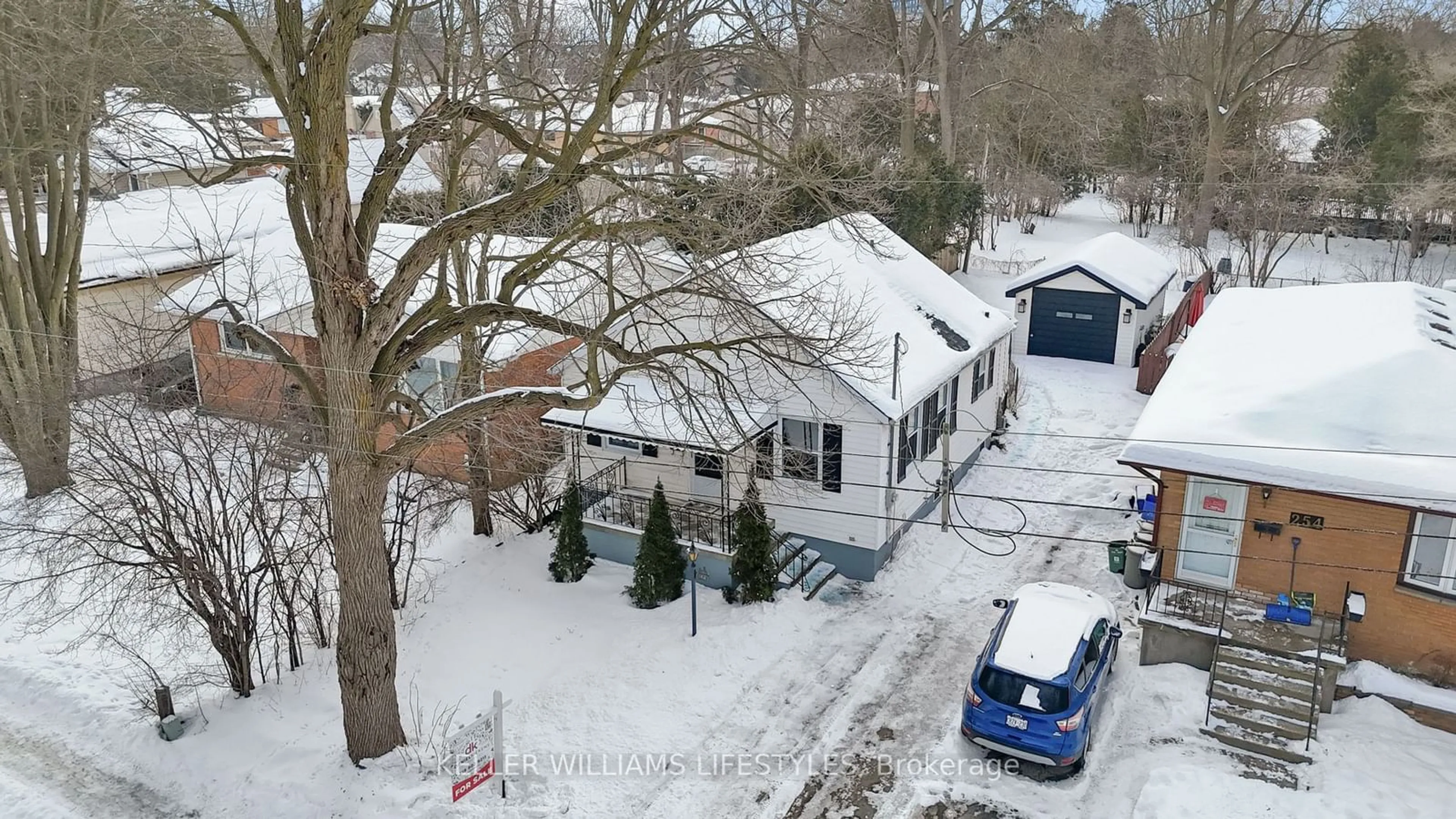 A pic from outside/outdoor area/front of a property/back of a property/a pic from drone, street for 250 Edinburgh St, London Ontario N6H 1M3