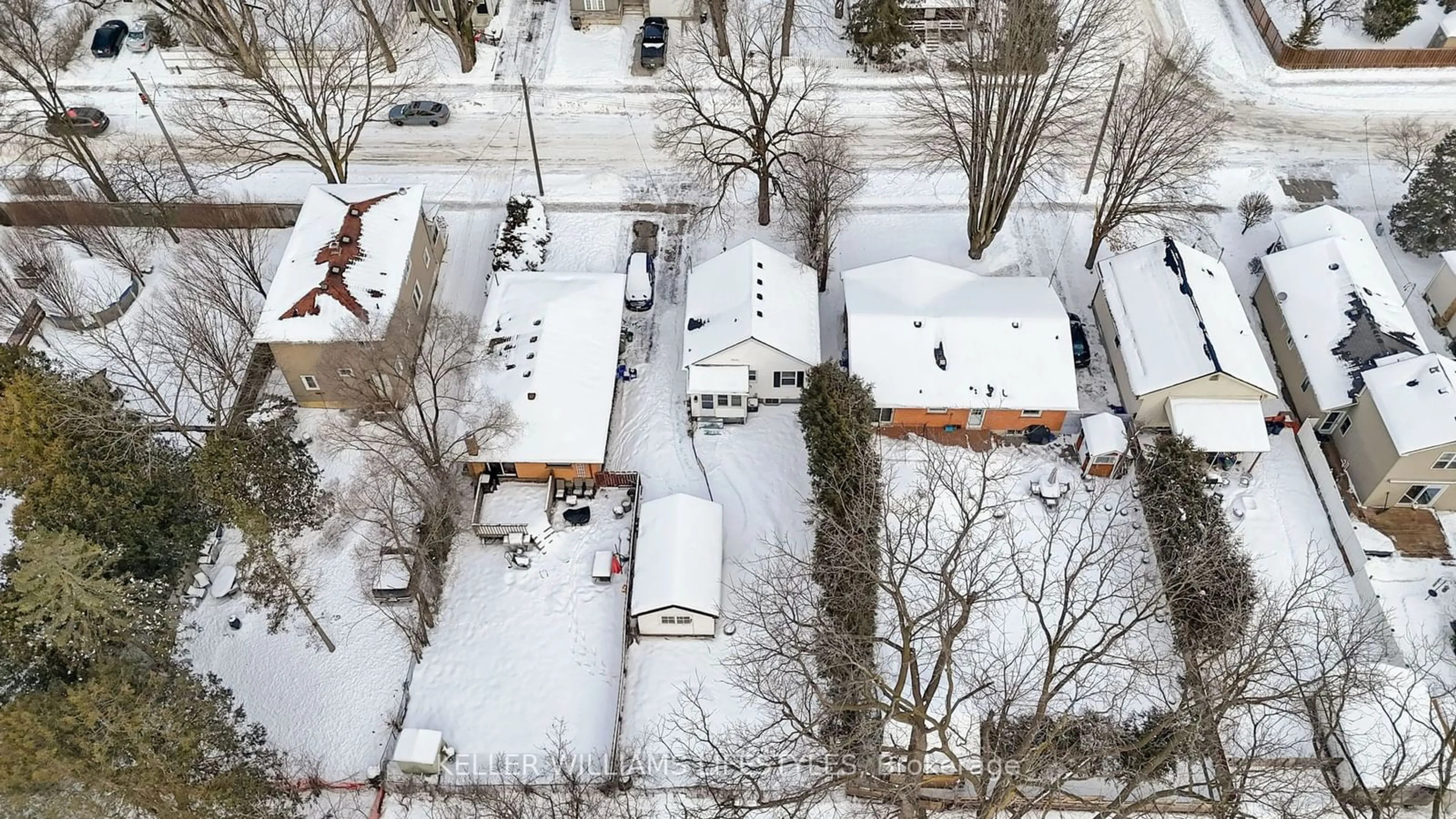 A pic from outside/outdoor area/front of a property/back of a property/a pic from drone, street for 250 Edinburgh St, London Ontario N6H 1M3