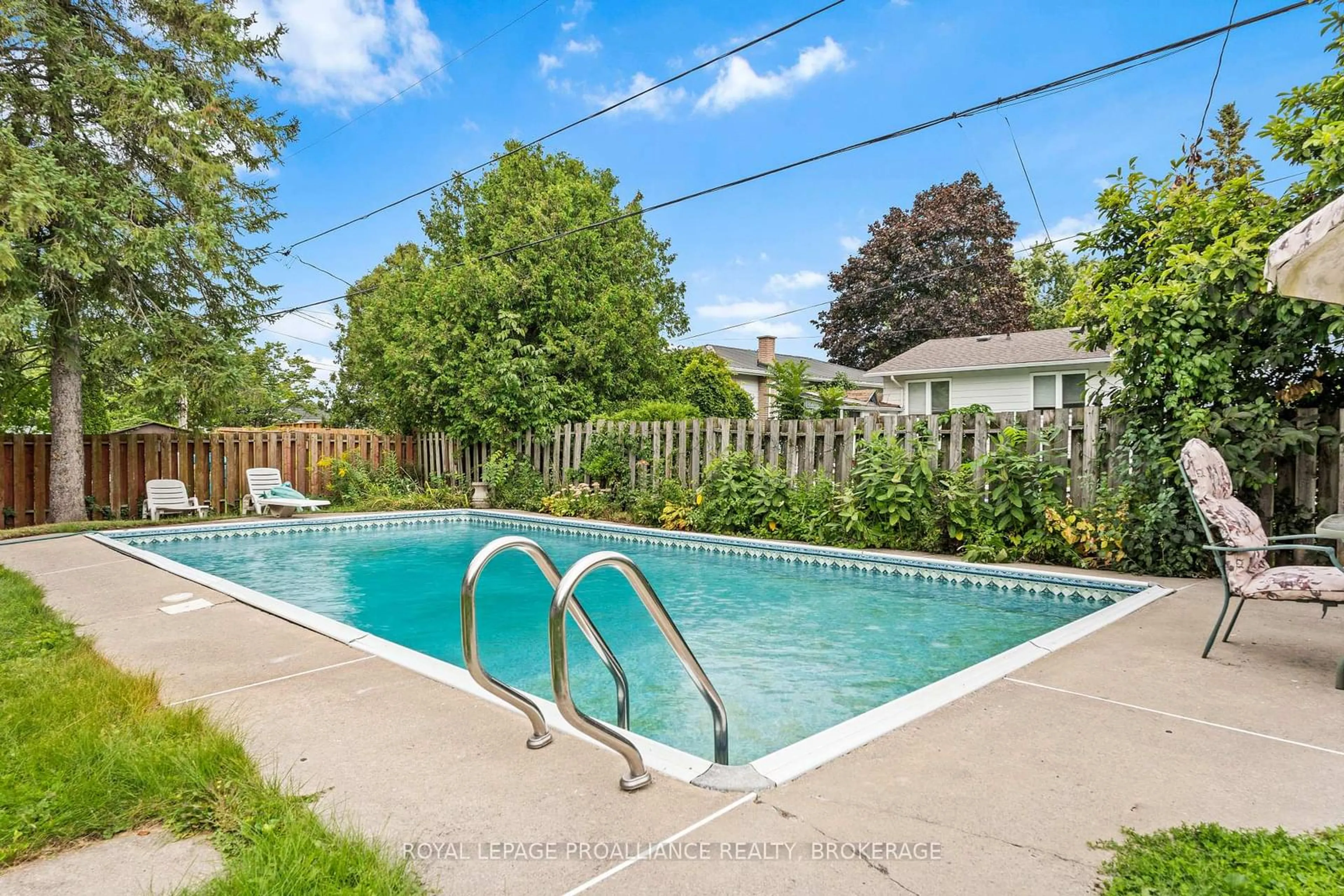 Pool for 862 Kilburn St, Kingston Ontario K7M 6A9