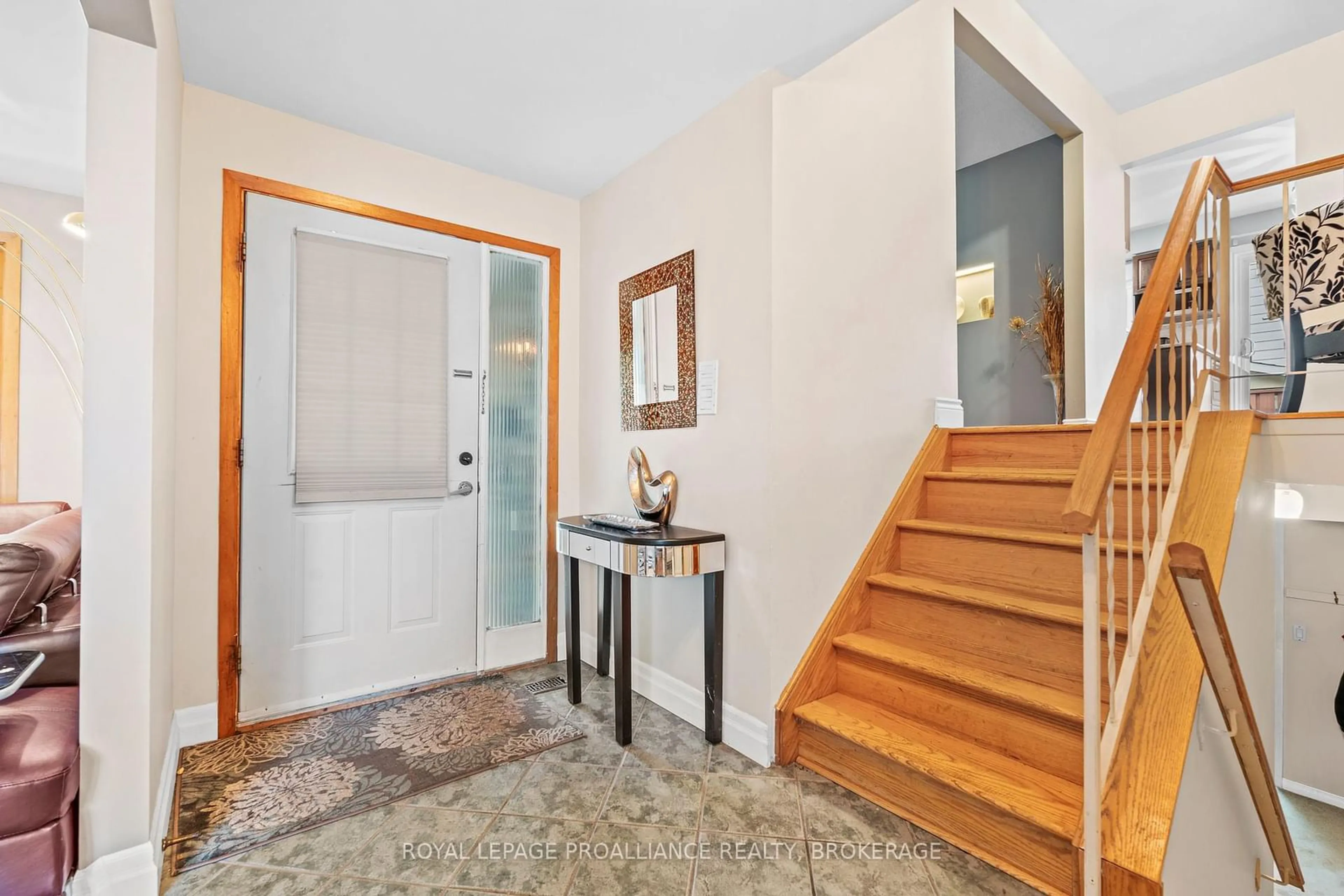 Indoor entryway for 862 Kilburn St, Kingston Ontario K7M 6A9