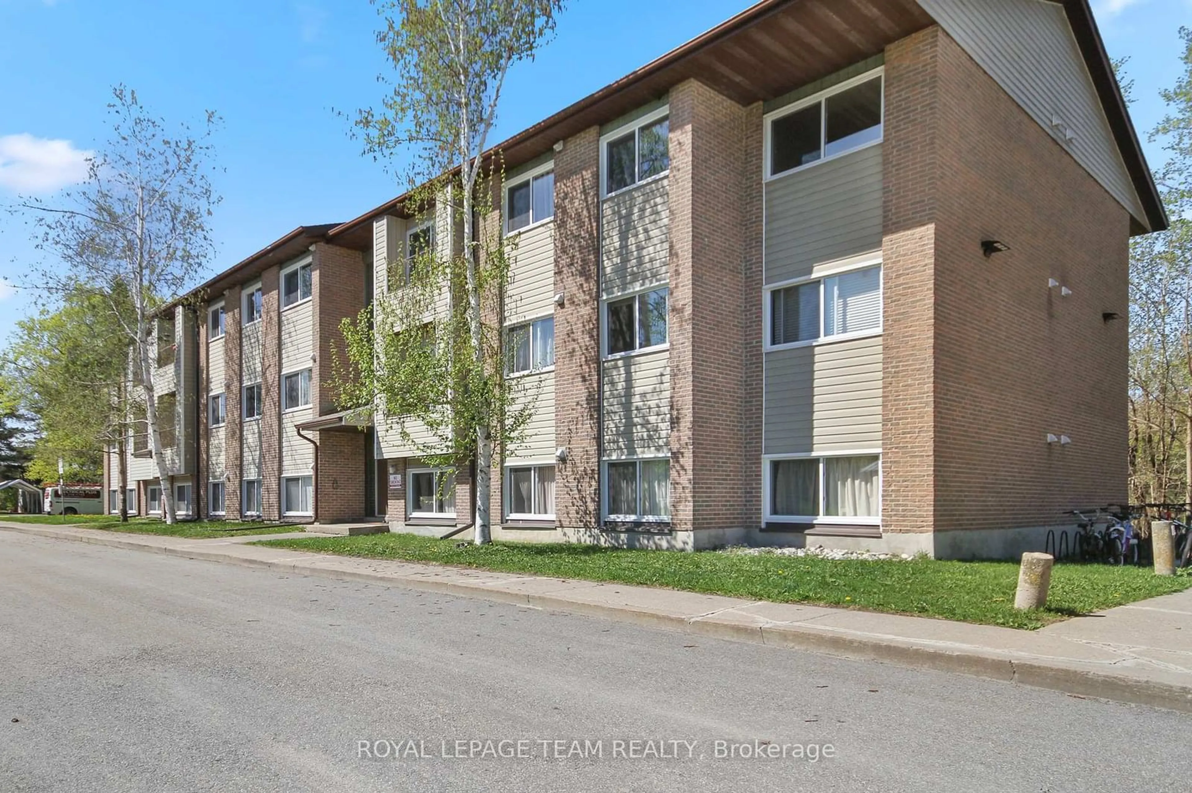 Patio, street for 323 Main St #301, Merrickville-Wolford Ontario K0G 1N0