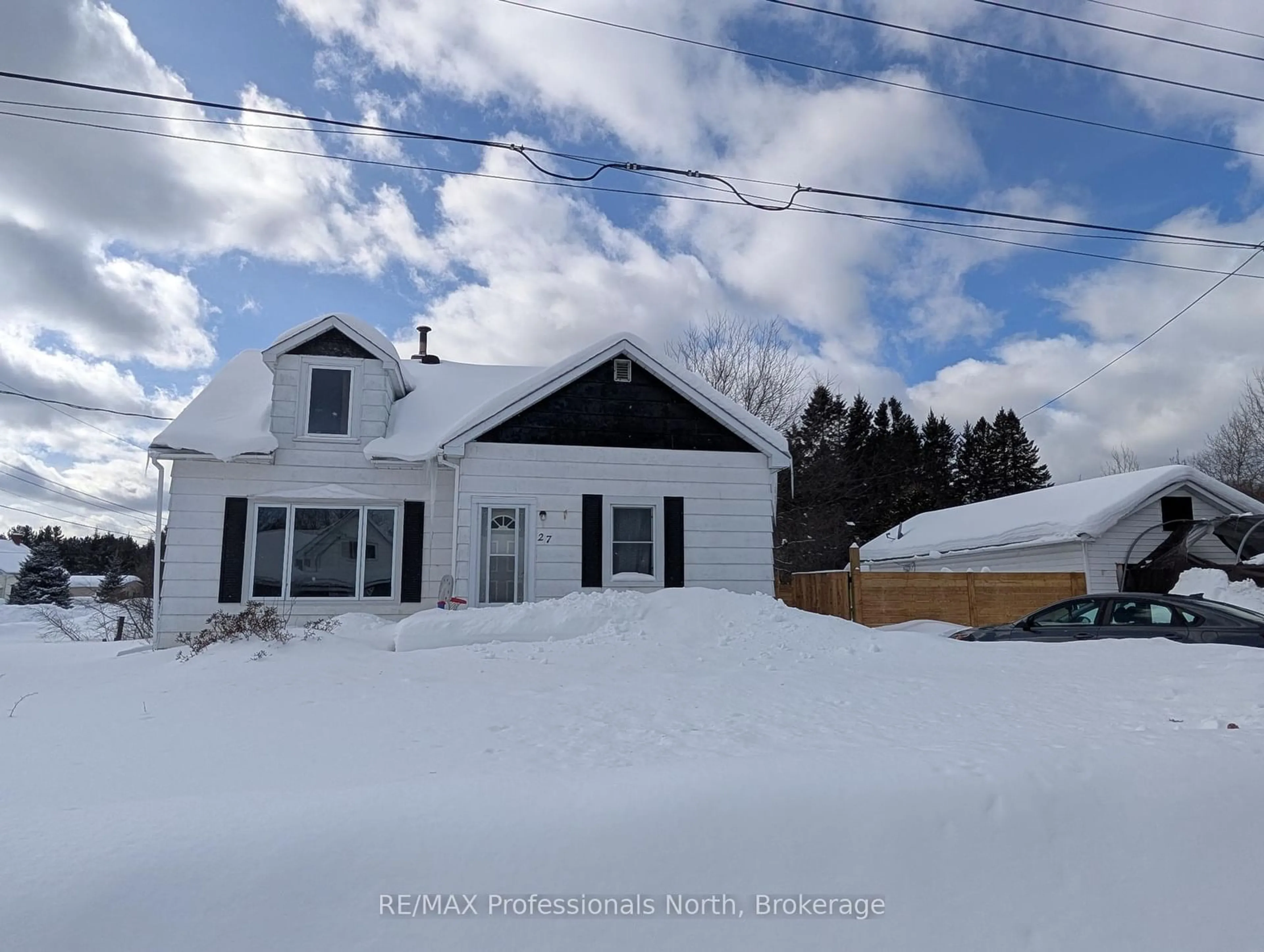 A pic from outside/outdoor area/front of a property/back of a property/a pic from drone, street for 27 LINCOLN Ave, South River Ontario P0A 1X0