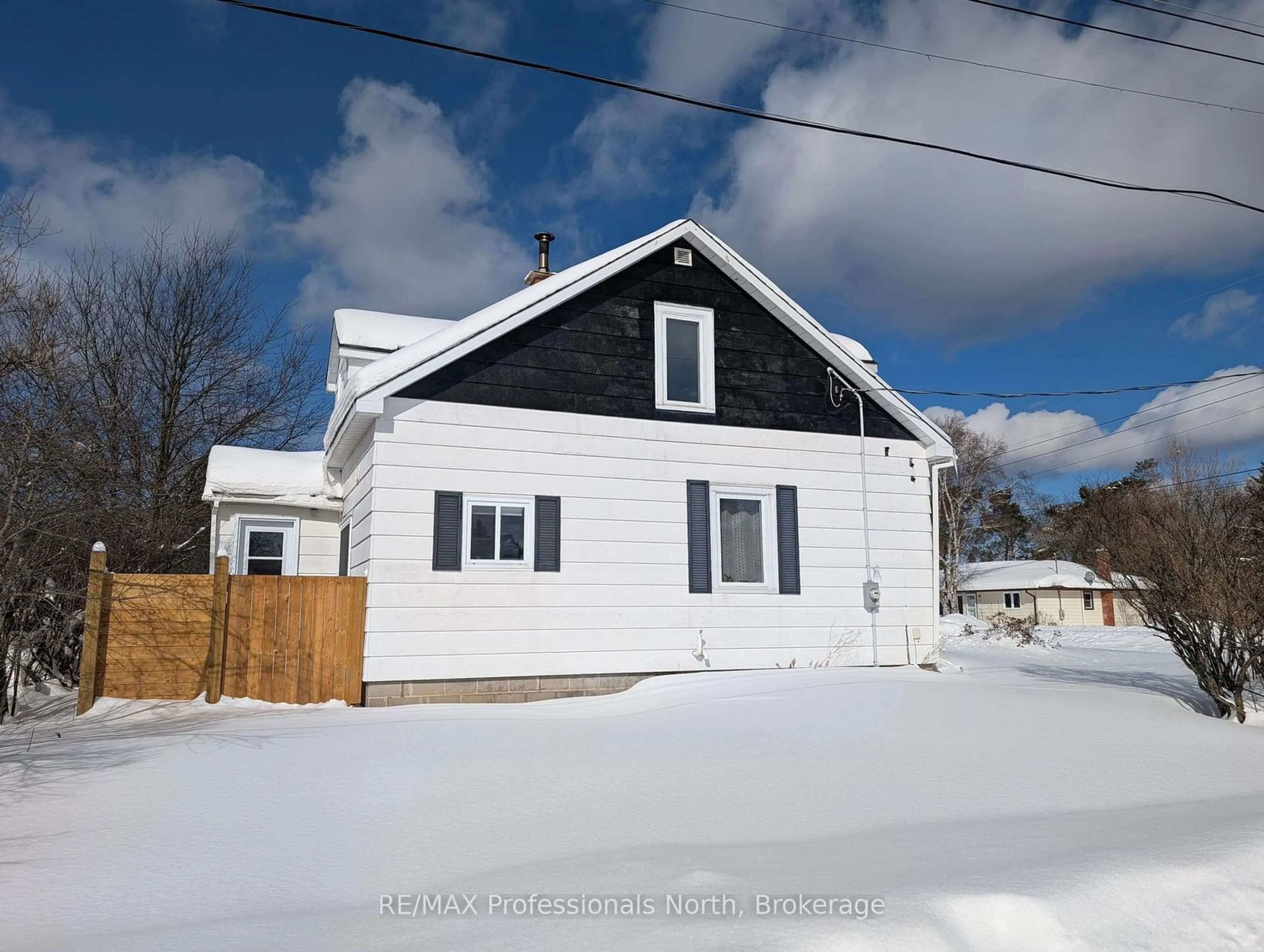 Home with vinyl exterior material, street for 27 LINCOLN Ave, South River Ontario P0A 1X0