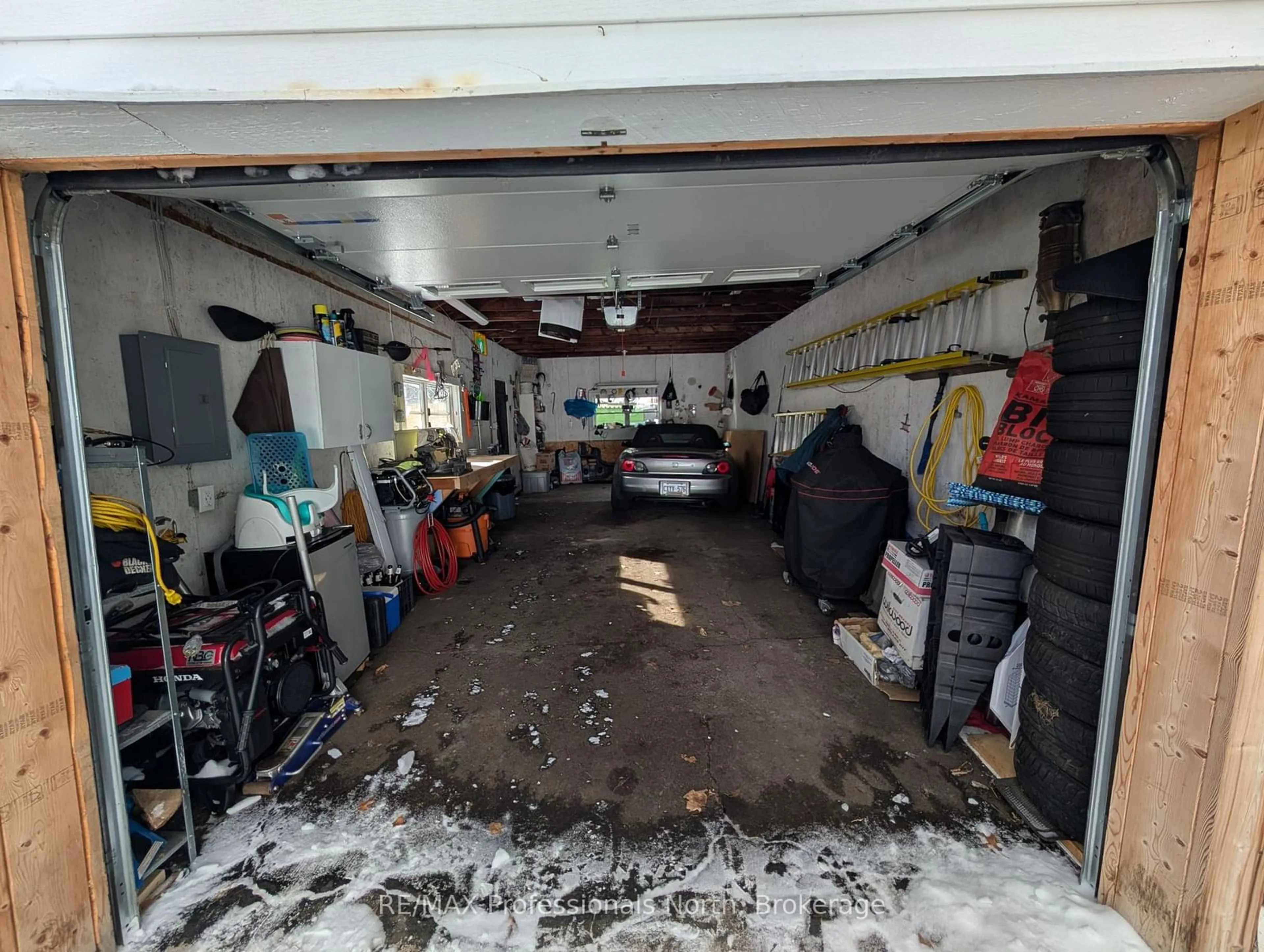 Indoor garage for 27 LINCOLN Ave, South River Ontario P0A 1X0