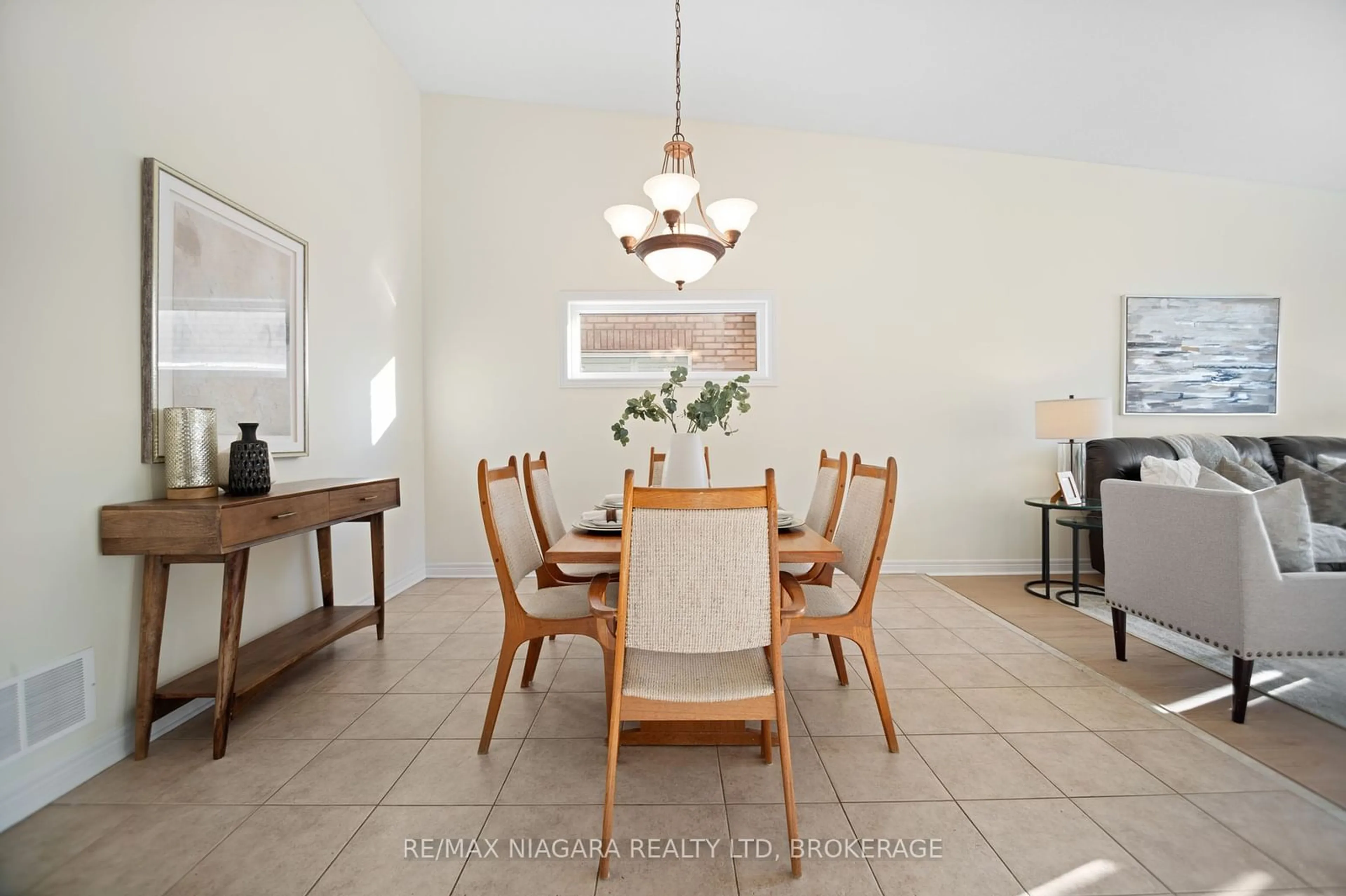 Dining room, ceramic/tile floor for 75 MCBRIDE Dr, St. Catharines Ontario L2S 3Z3