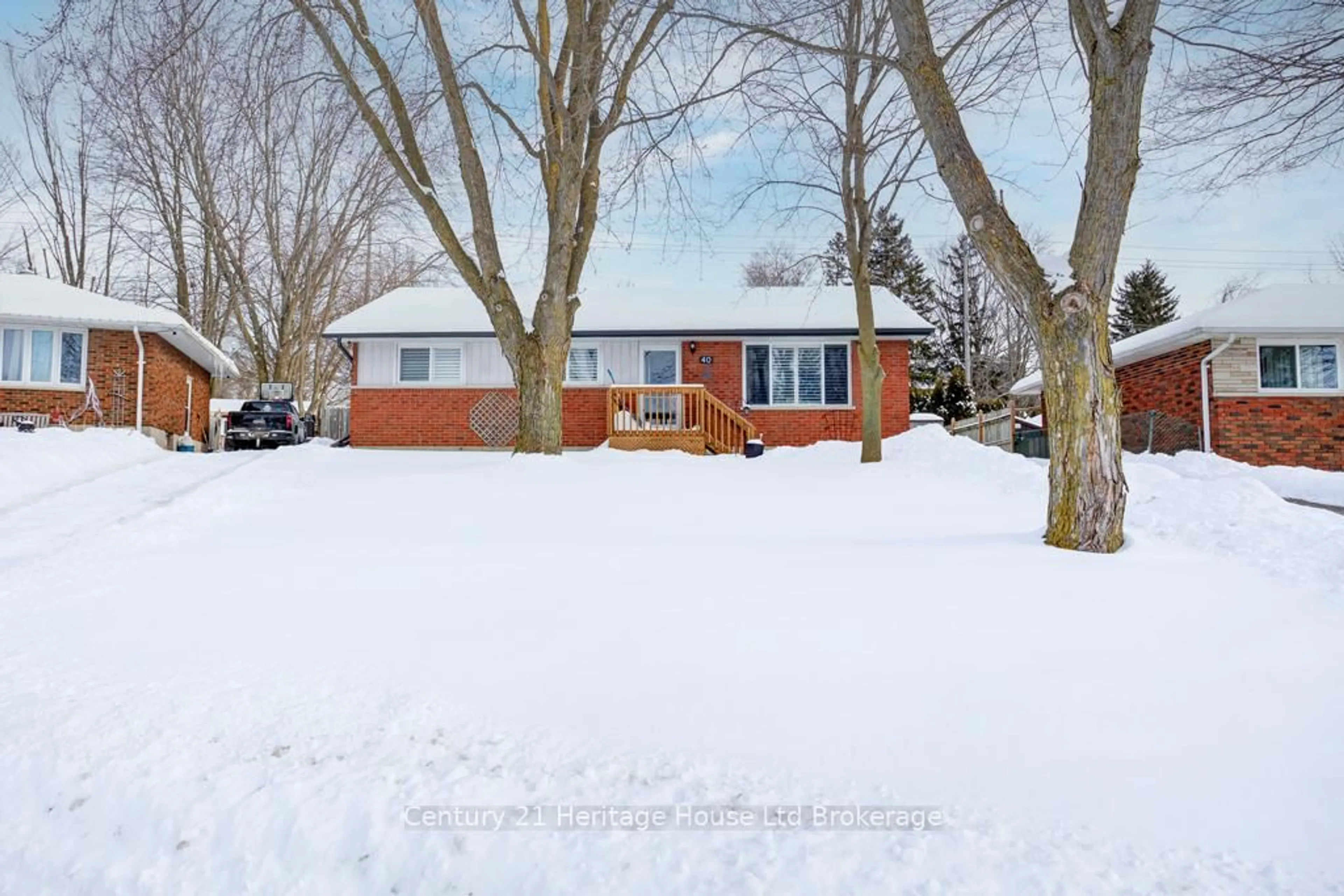 A pic from outside/outdoor area/front of a property/back of a property/a pic from drone, street for 40 Princess Park Rd, Ingersoll Ontario N5C 1X8