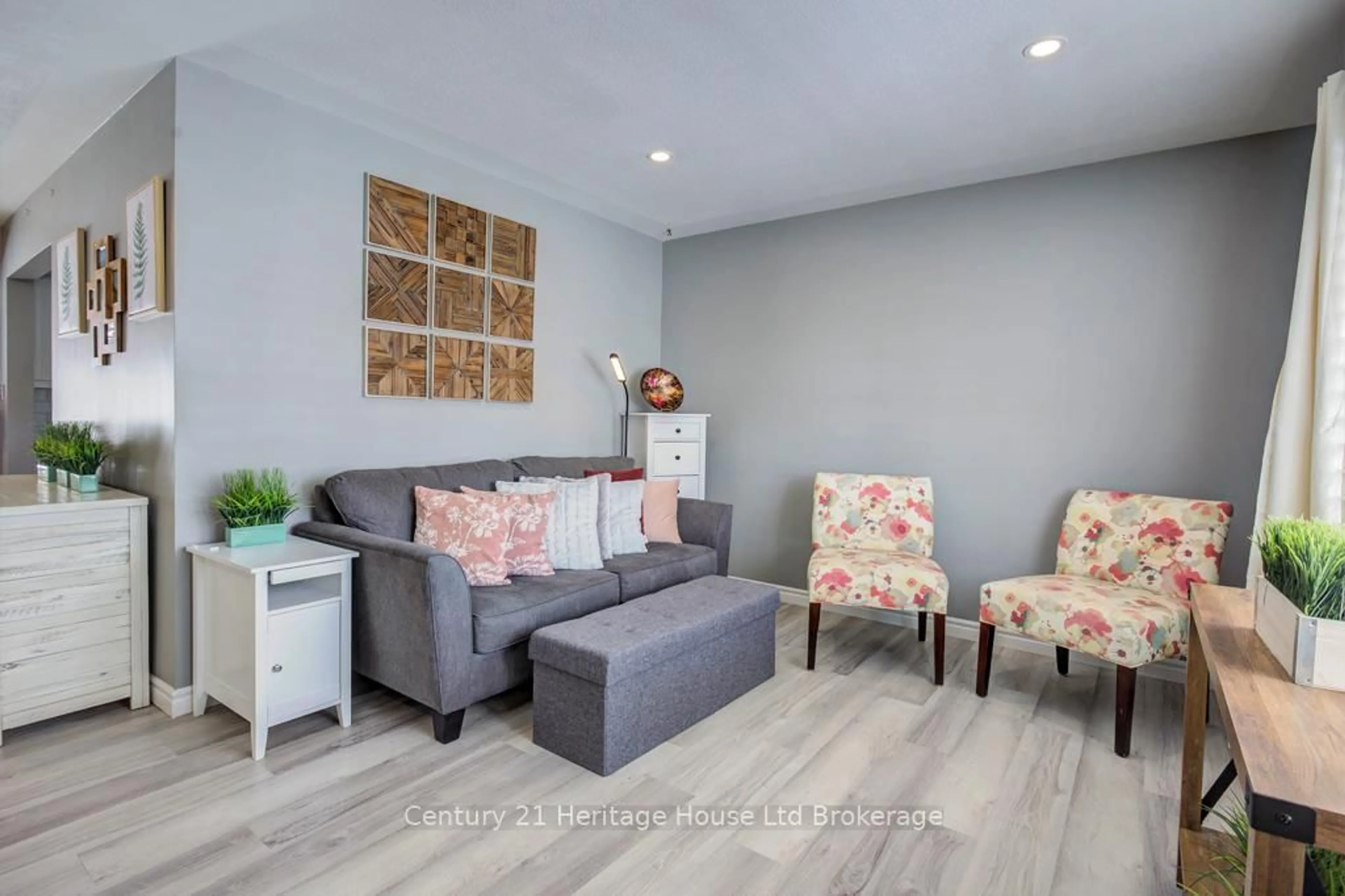 Living room with furniture, wood/laminate floor for 40 Princess Park Rd, Ingersoll Ontario N5C 1X8