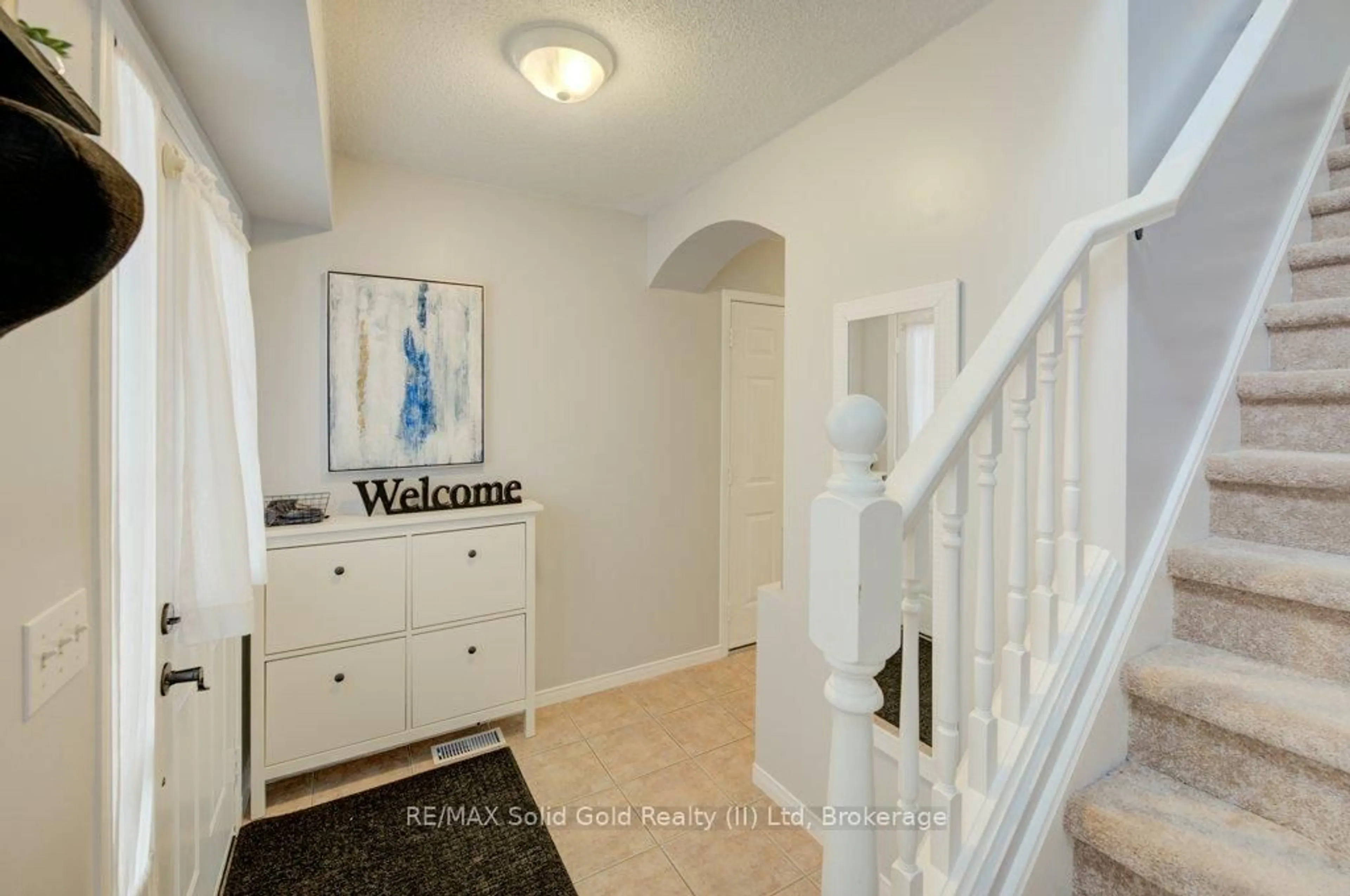 Indoor entryway for 108 Mcmeeken Dr, Cambridge Ontario N3C 4G7