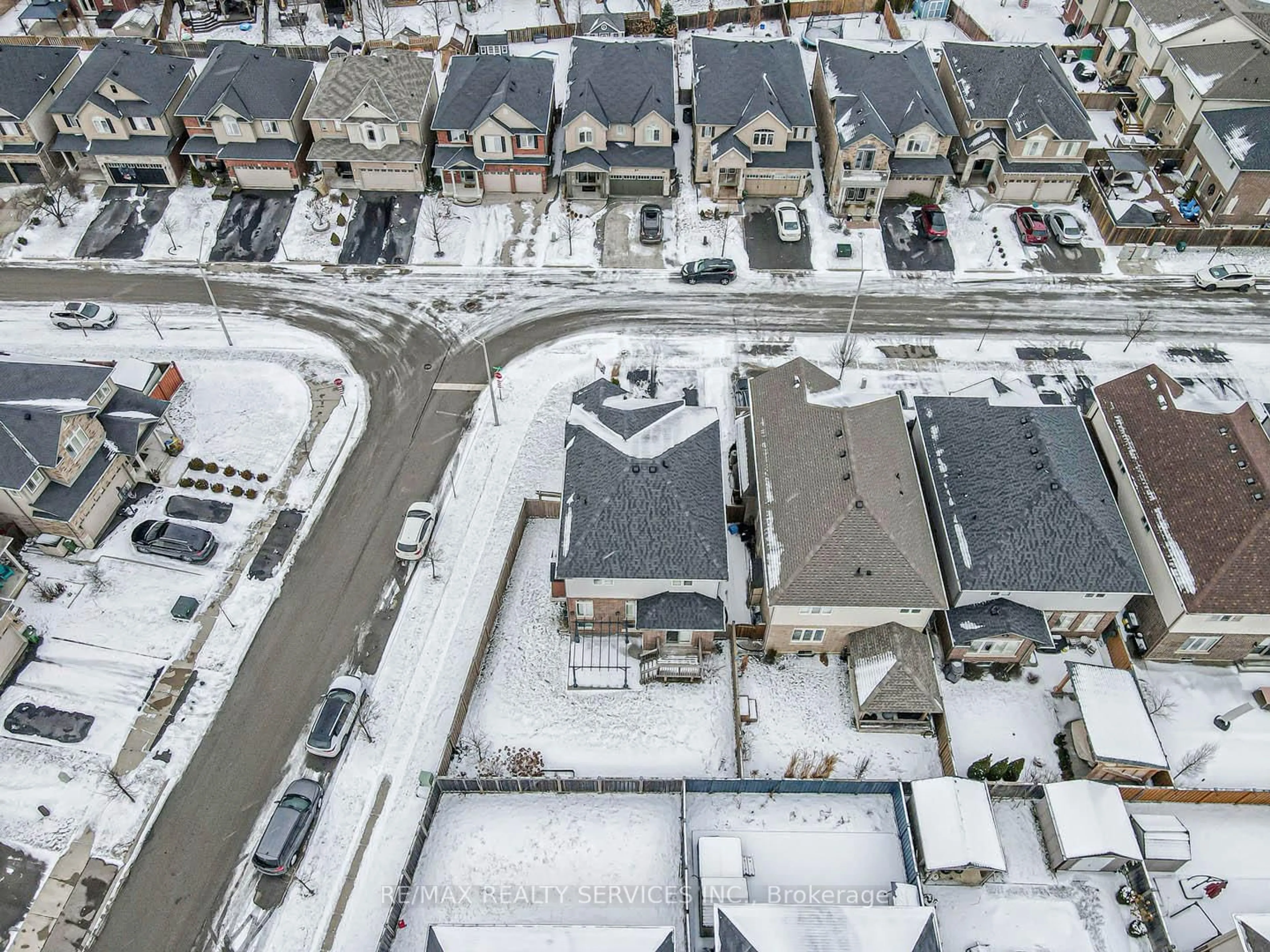 A pic from outside/outdoor area/front of a property/back of a property/a pic from drone, street for 26 Winslow Way, Hamilton Ontario L8J 0G9