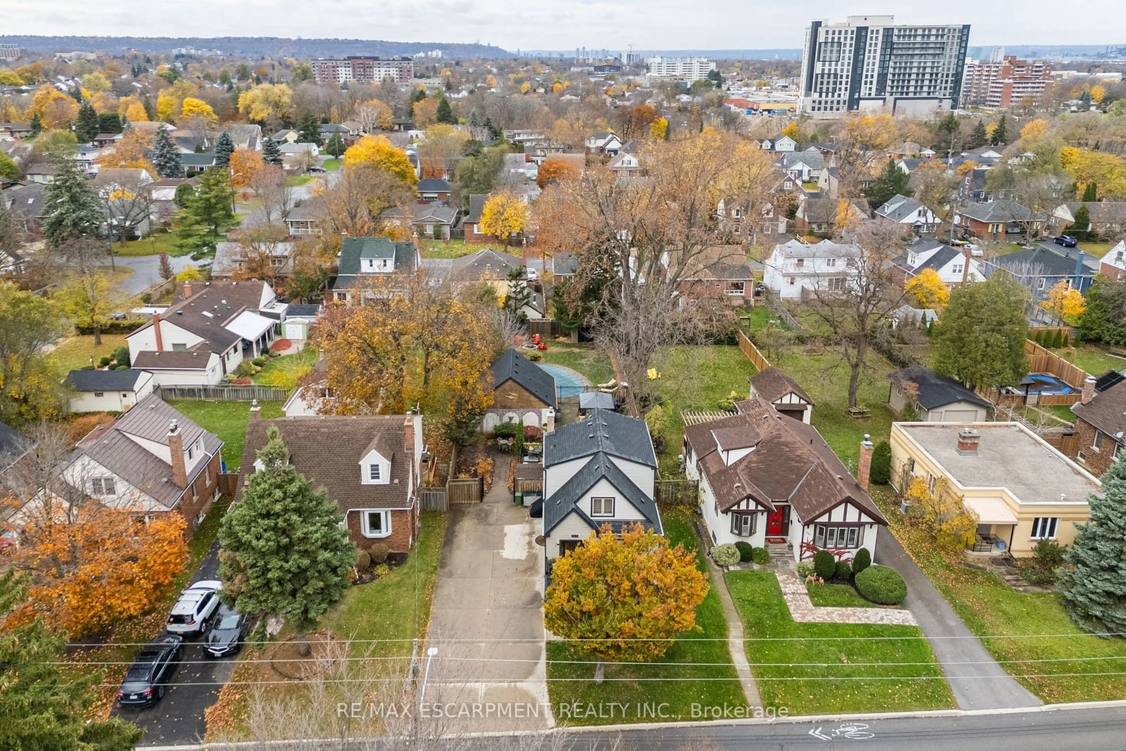 A pic from outside/outdoor area/front of a property/back of a property/a pic from drone, unknown for 109 Lake Avenue Dr, Hamilton Ontario L8G 1X8