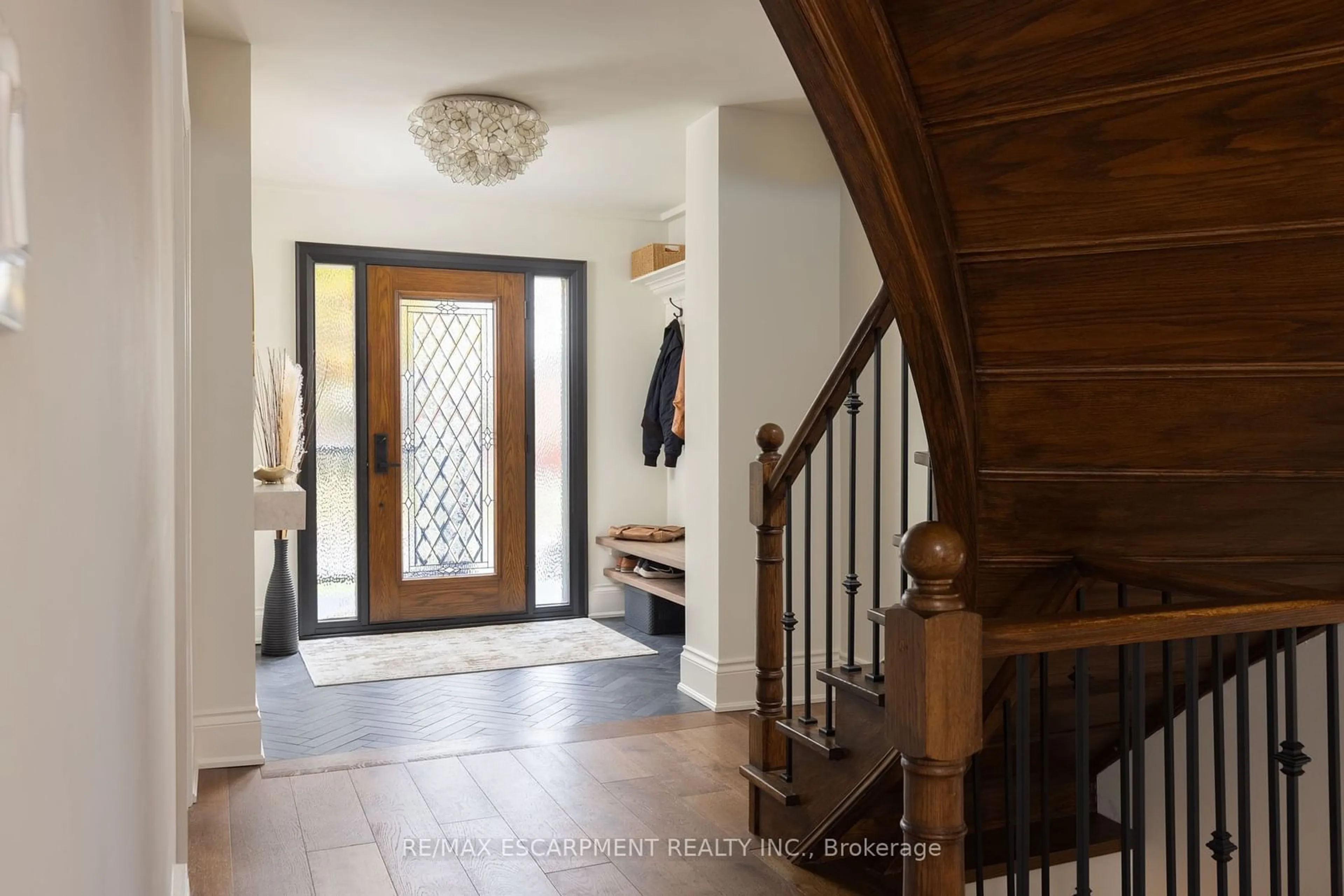 Indoor entryway for 109 Lake Avenue Dr, Hamilton Ontario L8G 1X8