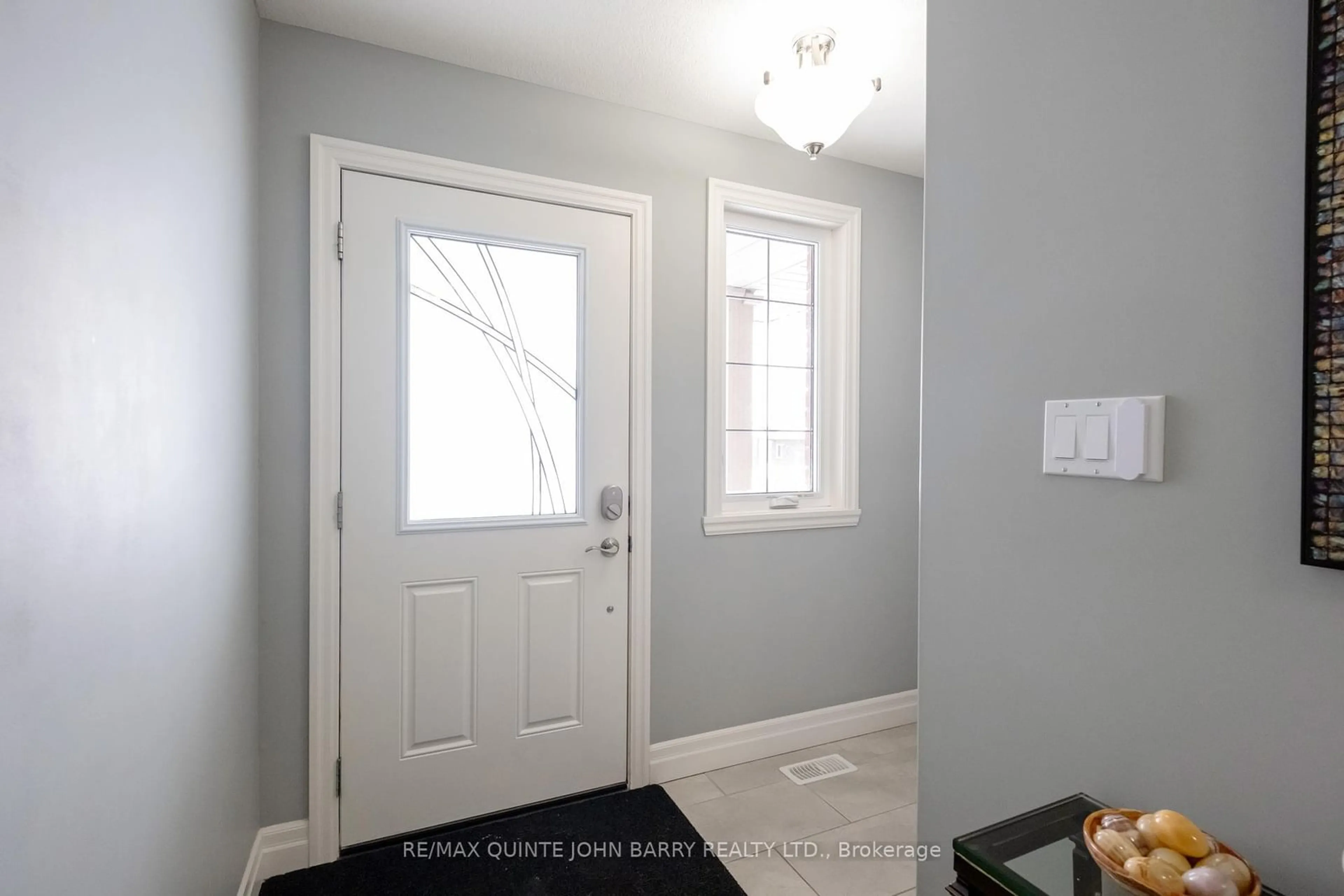 Indoor entryway for 17 McIntosh Cres, Quinte West Ontario K8V 0G1