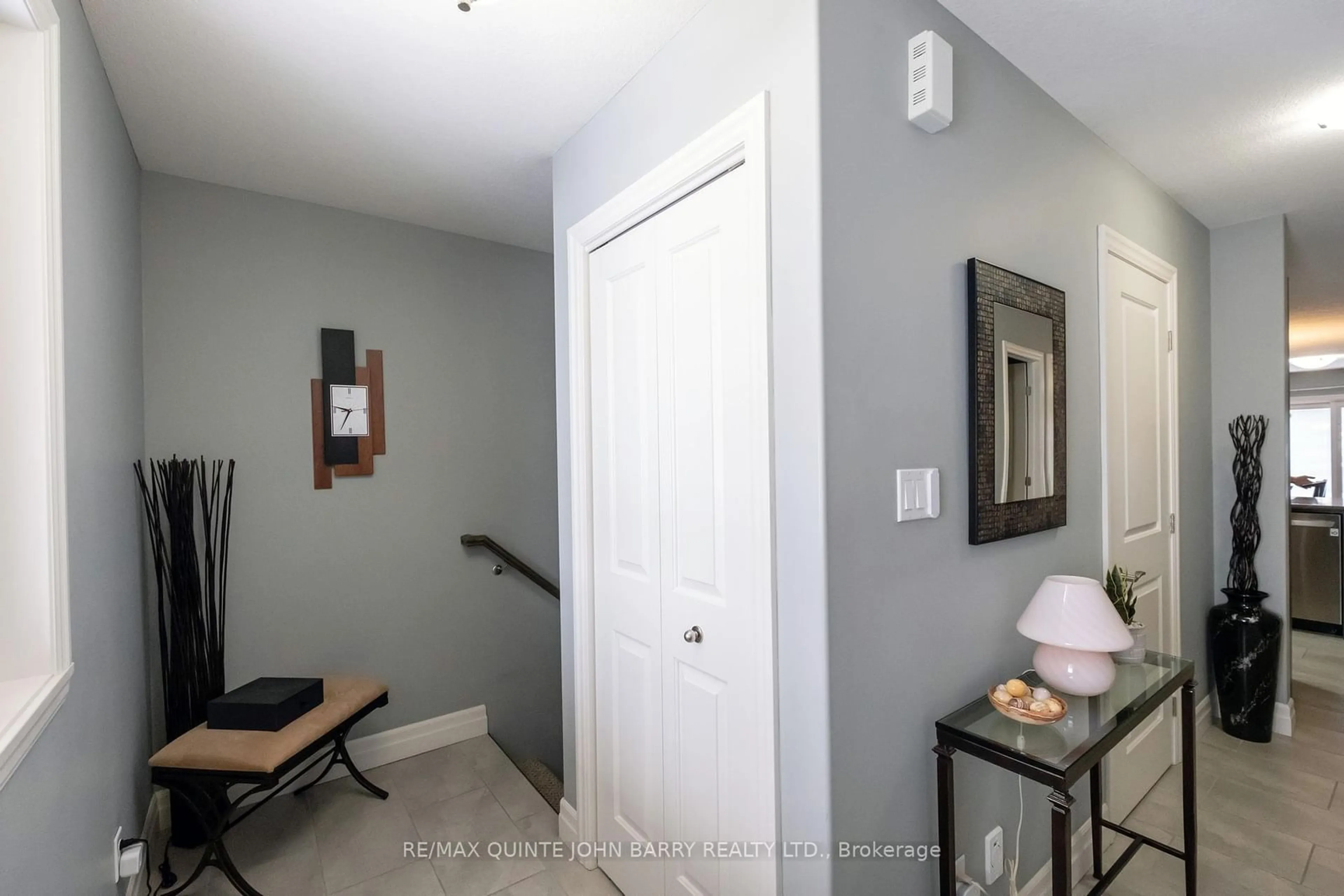 Indoor entryway for 17 McIntosh Cres, Quinte West Ontario K8V 0G1