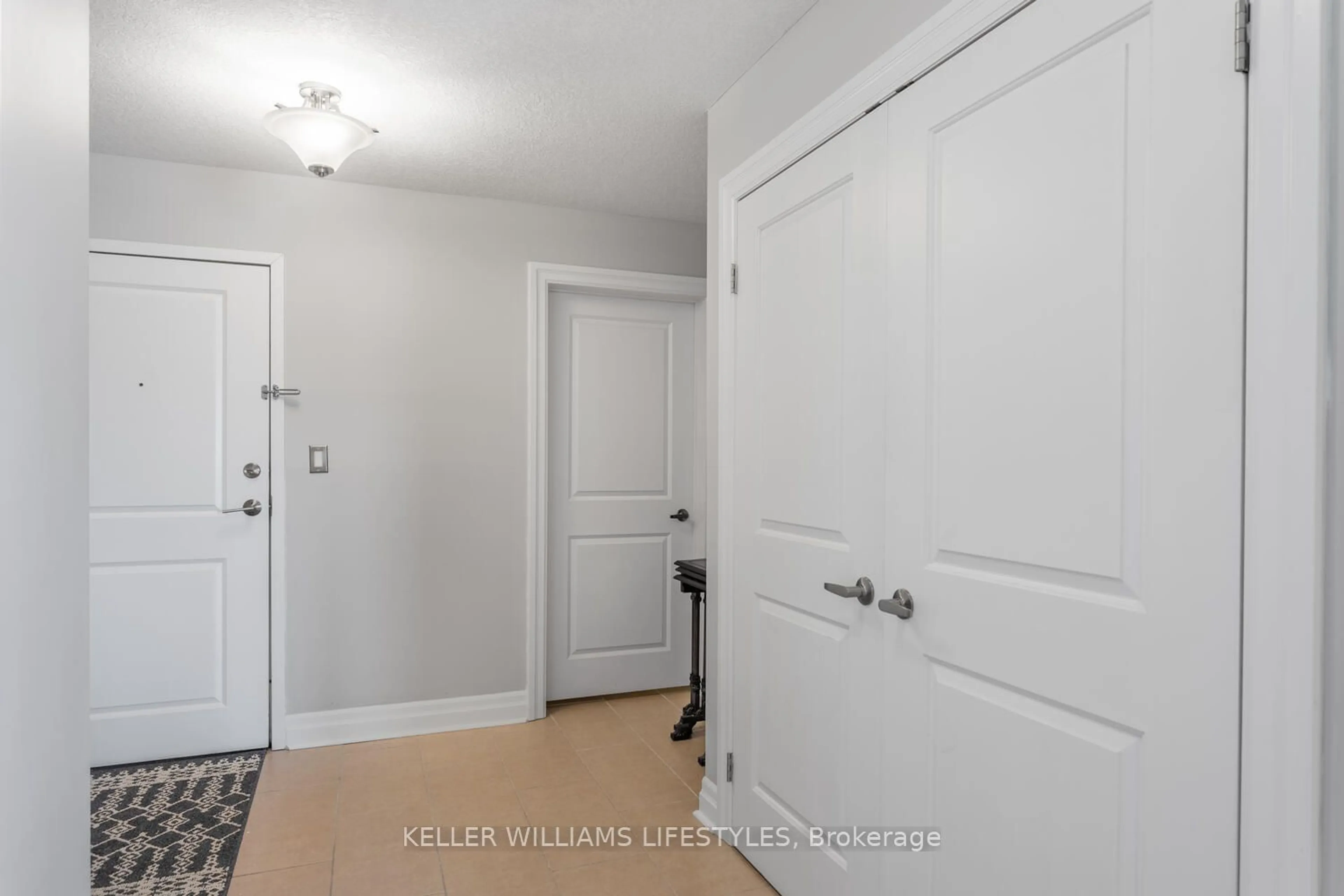 Indoor entryway for 89 Ridout St #409, London Ontario N6C 3X2