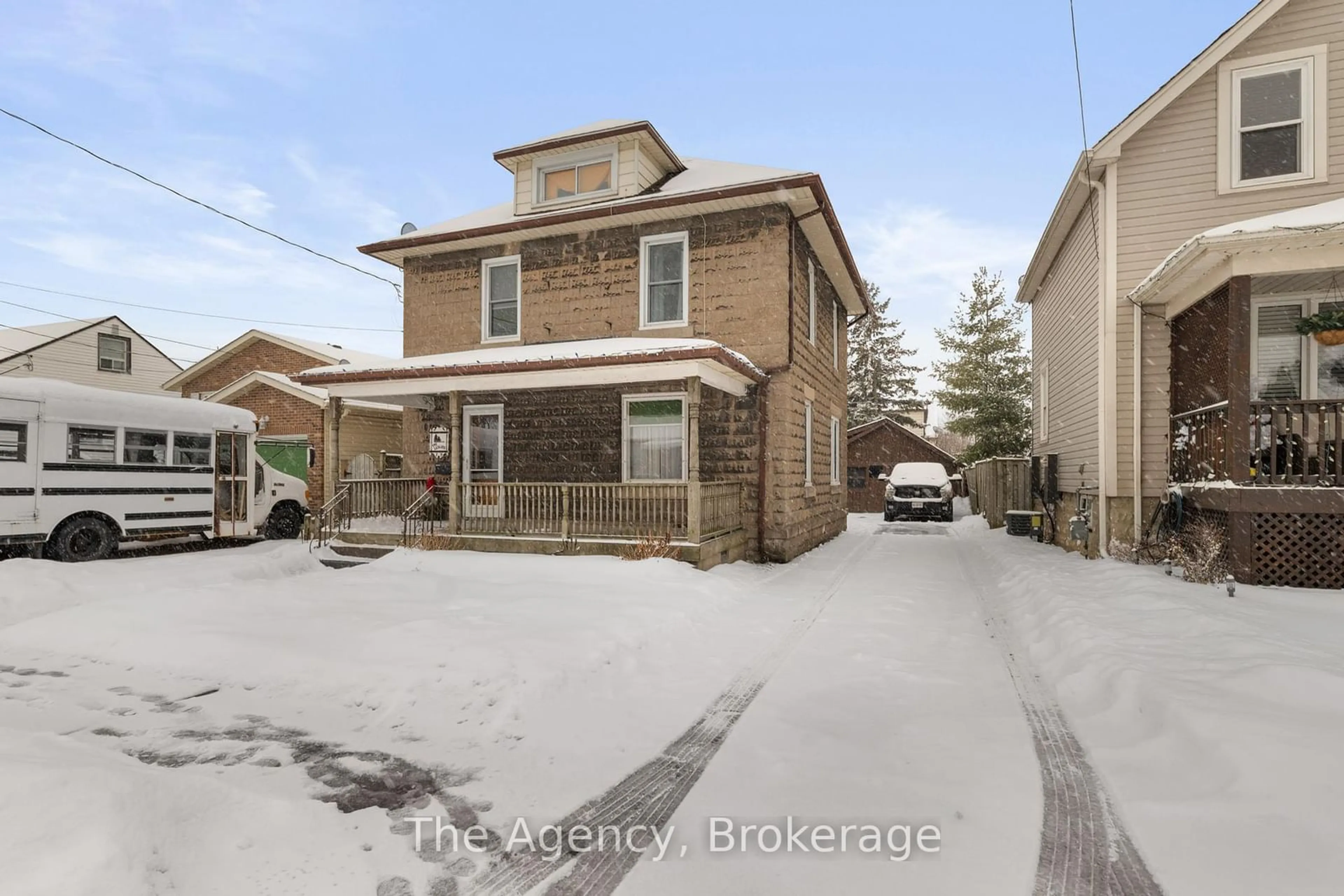 A pic from outside/outdoor area/front of a property/back of a property/a pic from drone, street for 39 Christmas St, Port Colborne Ontario L3K 1M3