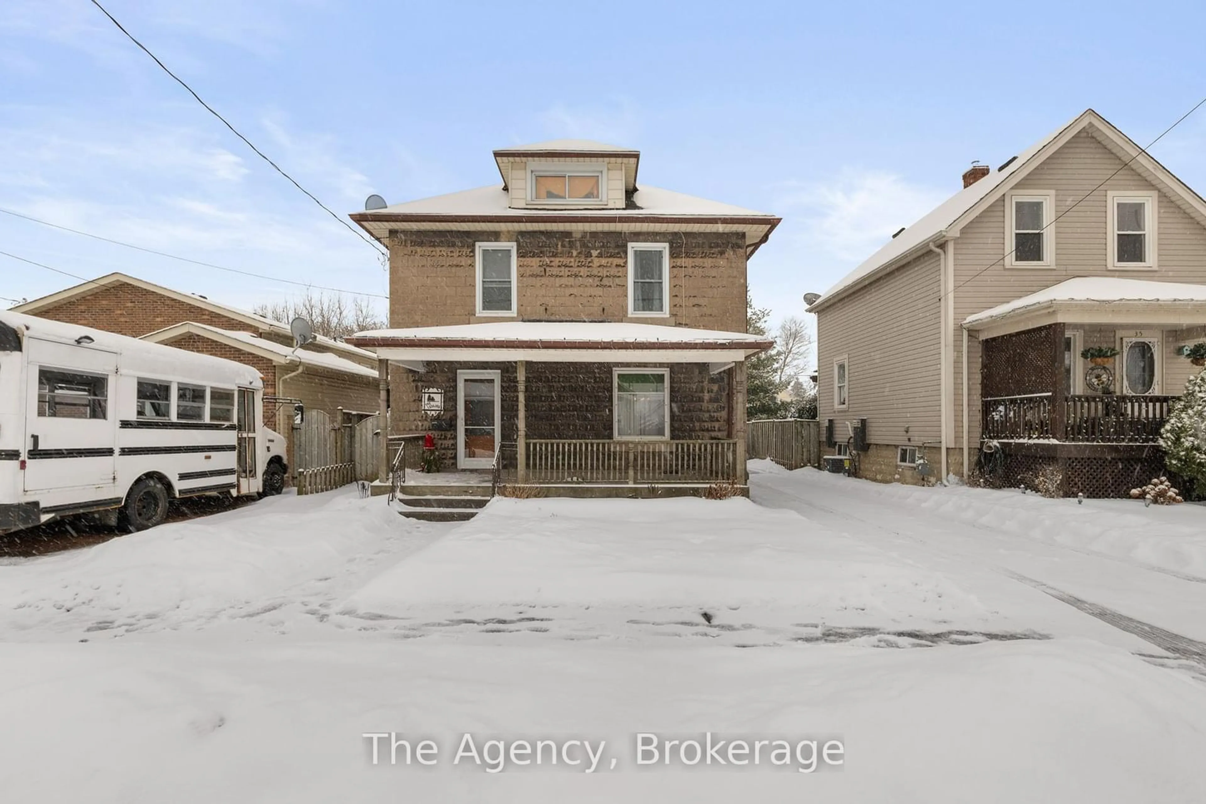 A pic from outside/outdoor area/front of a property/back of a property/a pic from drone, street for 39 Christmas St, Port Colborne Ontario L3K 1M3