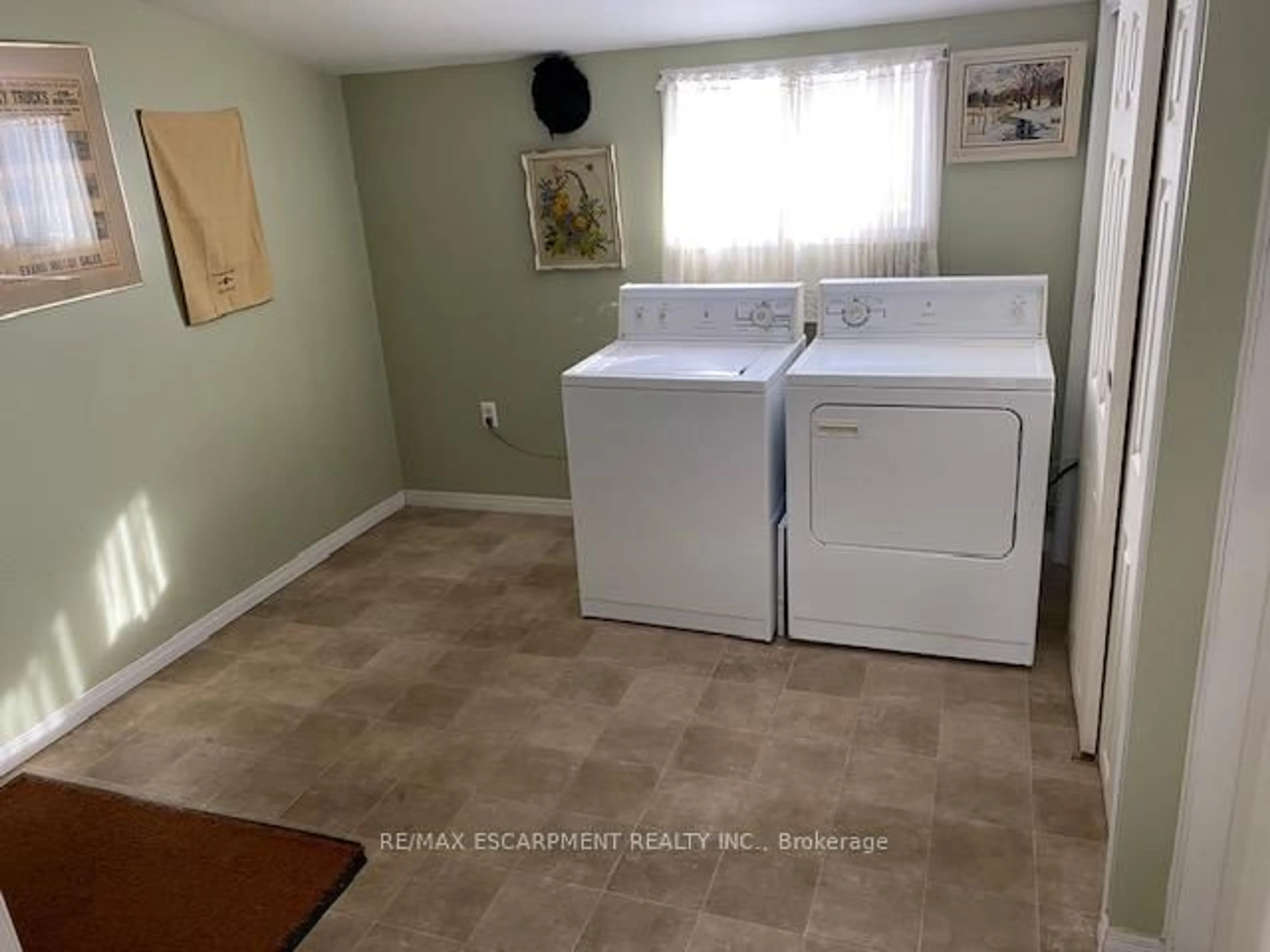 Laundry room for 88 Aberdeen Ave, Brantford Ontario N3S 1S1