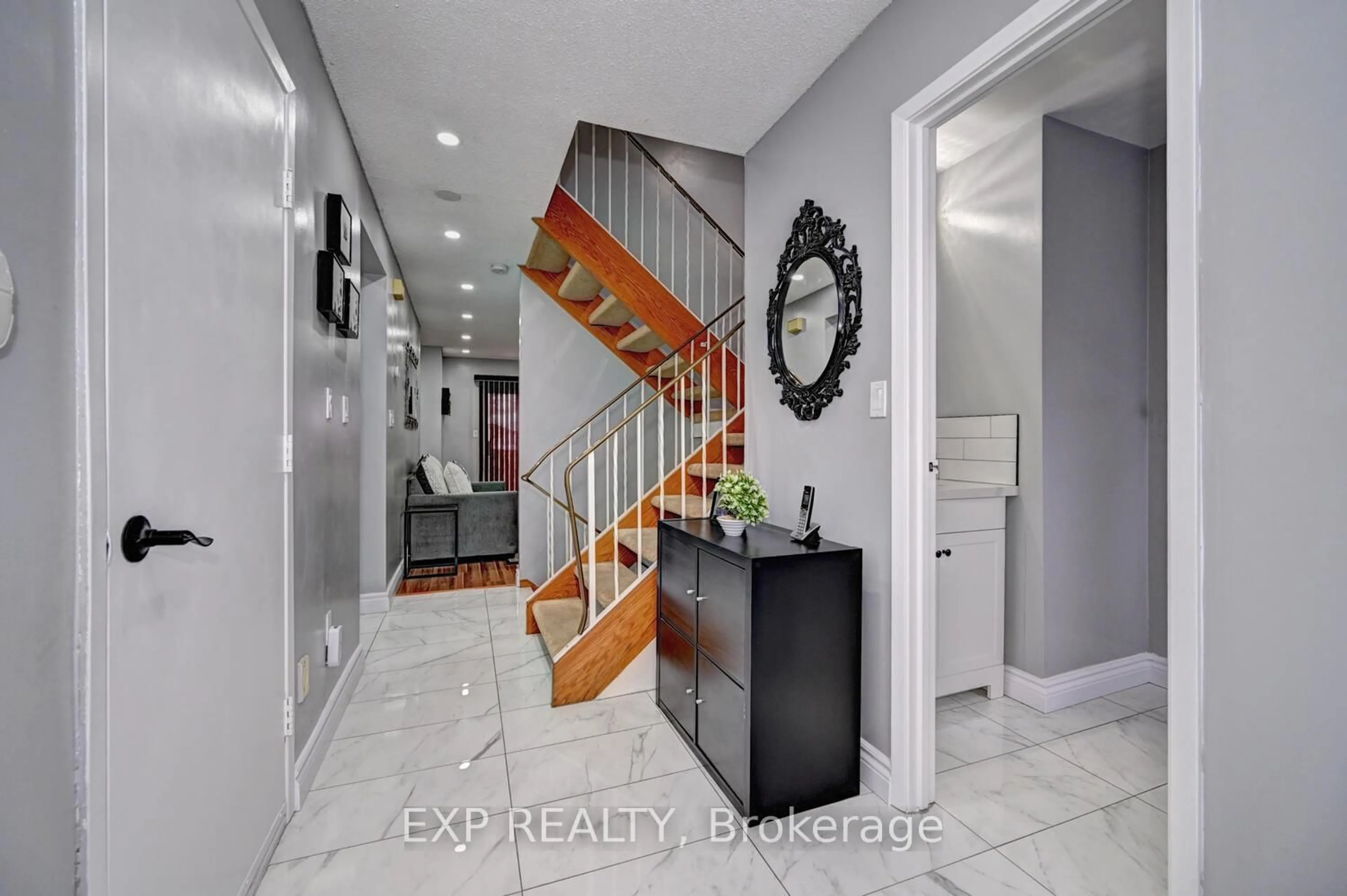 Indoor entryway for 35 WESTHEIGHTS Dr #1, Kitchener Ontario N2N 1S1