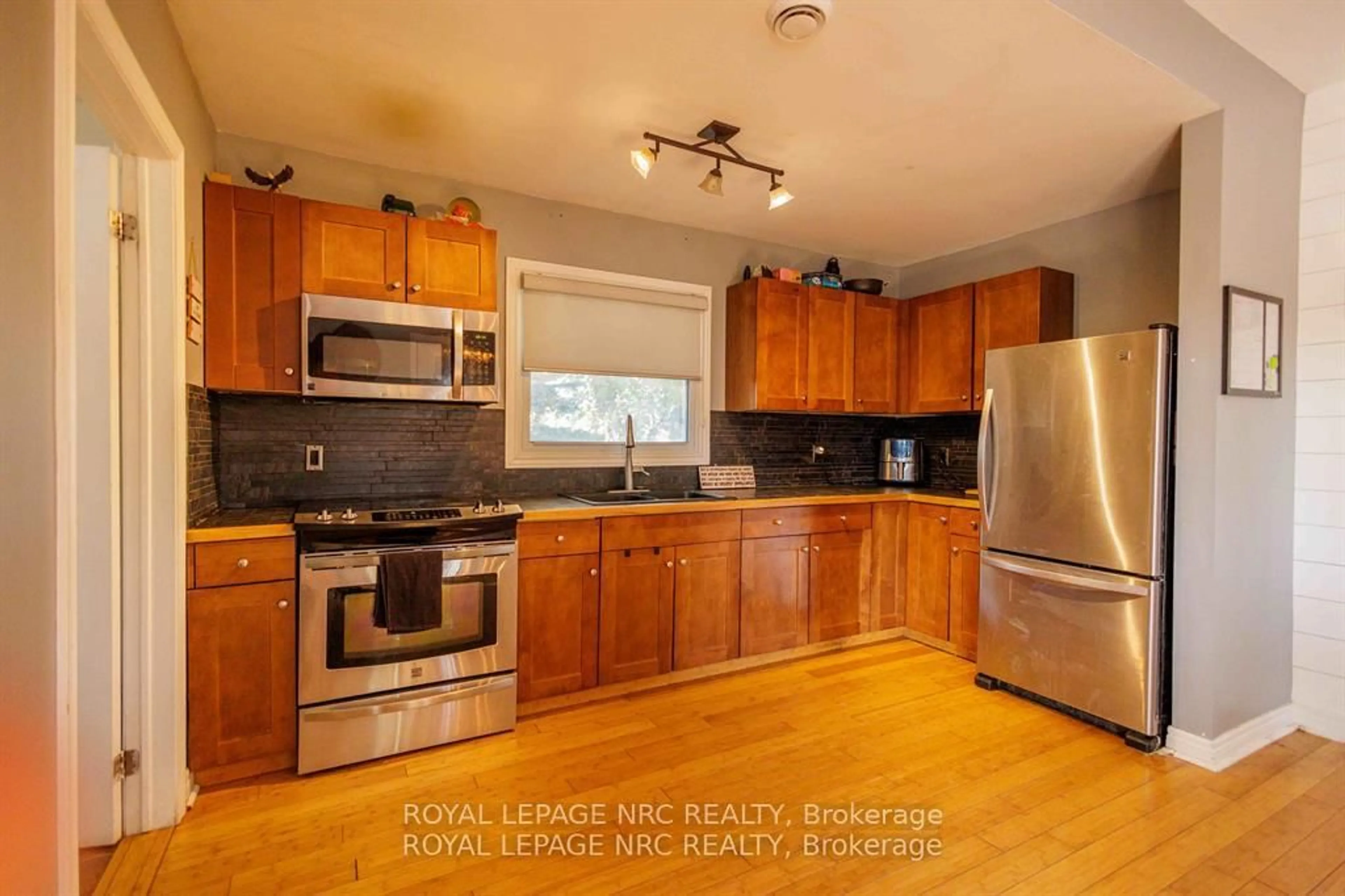 Standard kitchen, wood/laminate floor for 714 Main St, Port Colborne Ontario L3K 5V4