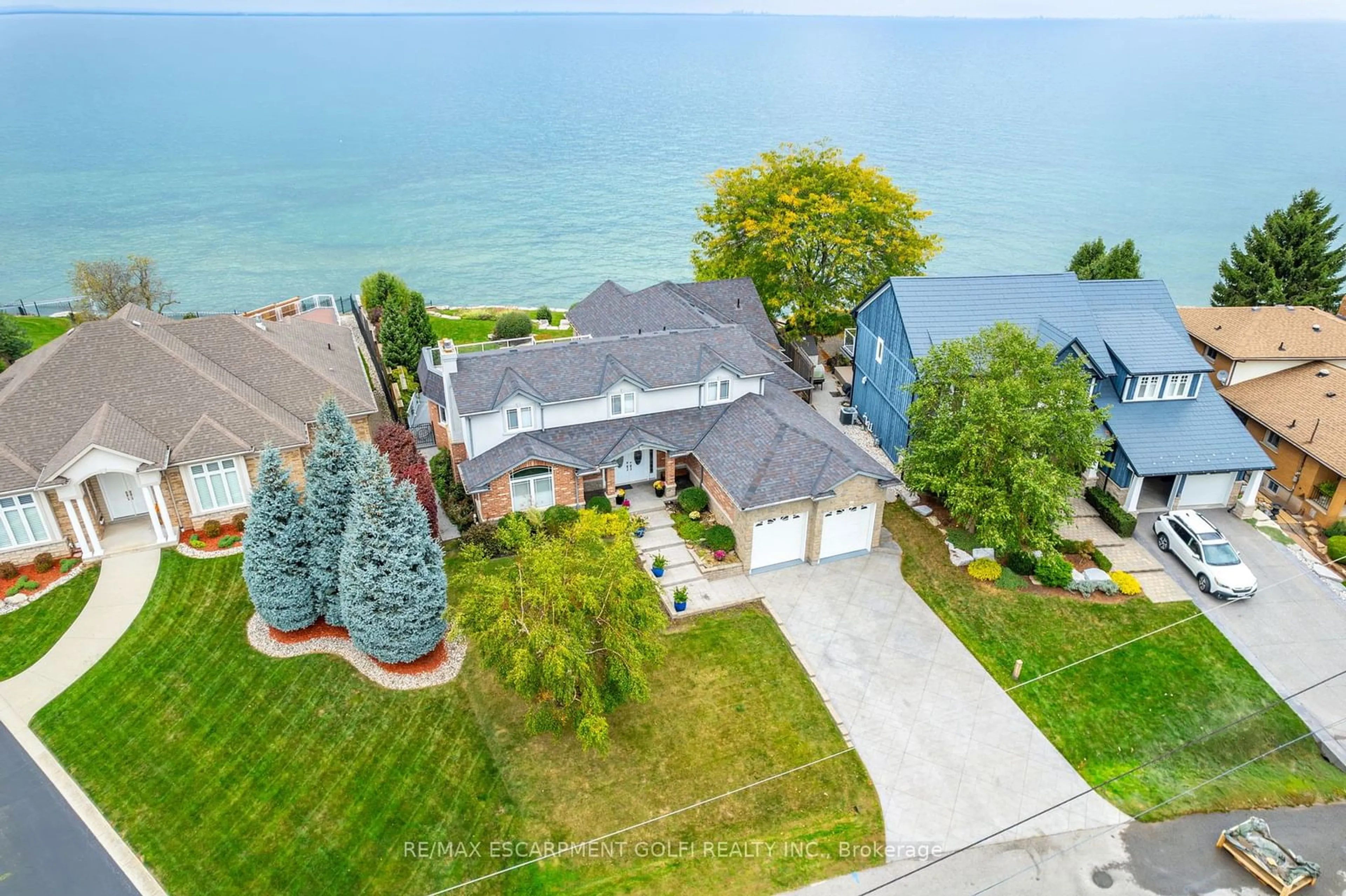 A pic from outside/outdoor area/front of a property/back of a property/a pic from drone, water/lake/river/ocean view for 144 Lakeside Dr, Grimsby Ontario L3M 2L5